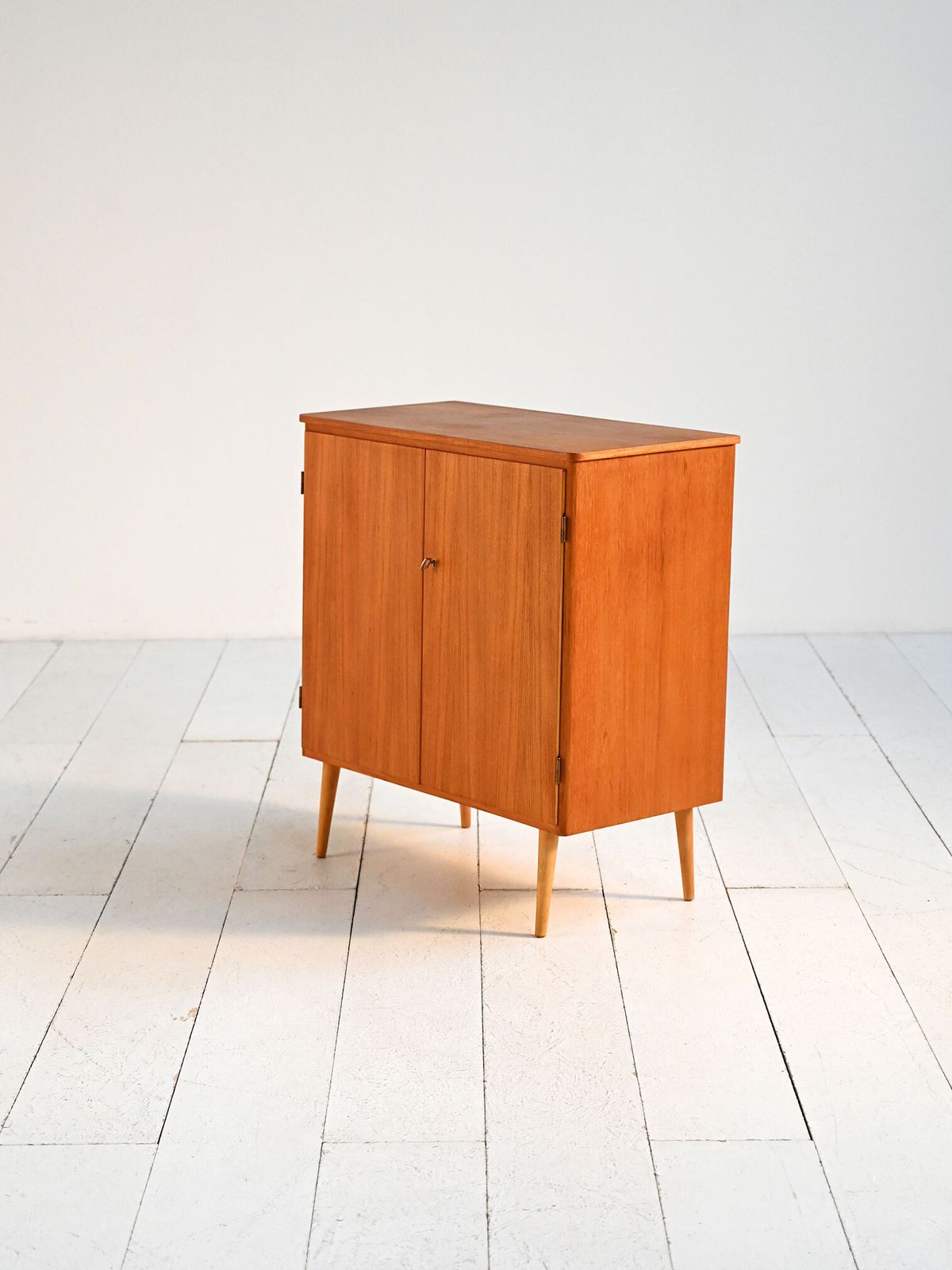 Mid-Century Noord-Europees teakhouten kabinet, jaren 1950–1960 photo Meubels