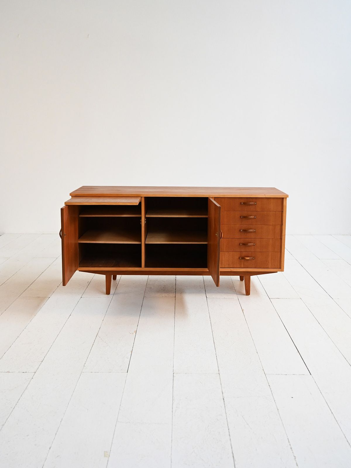 Scandinavisch teakhouten dressoir met uitschuifbaar blad, jaren 1960 photo Meubels