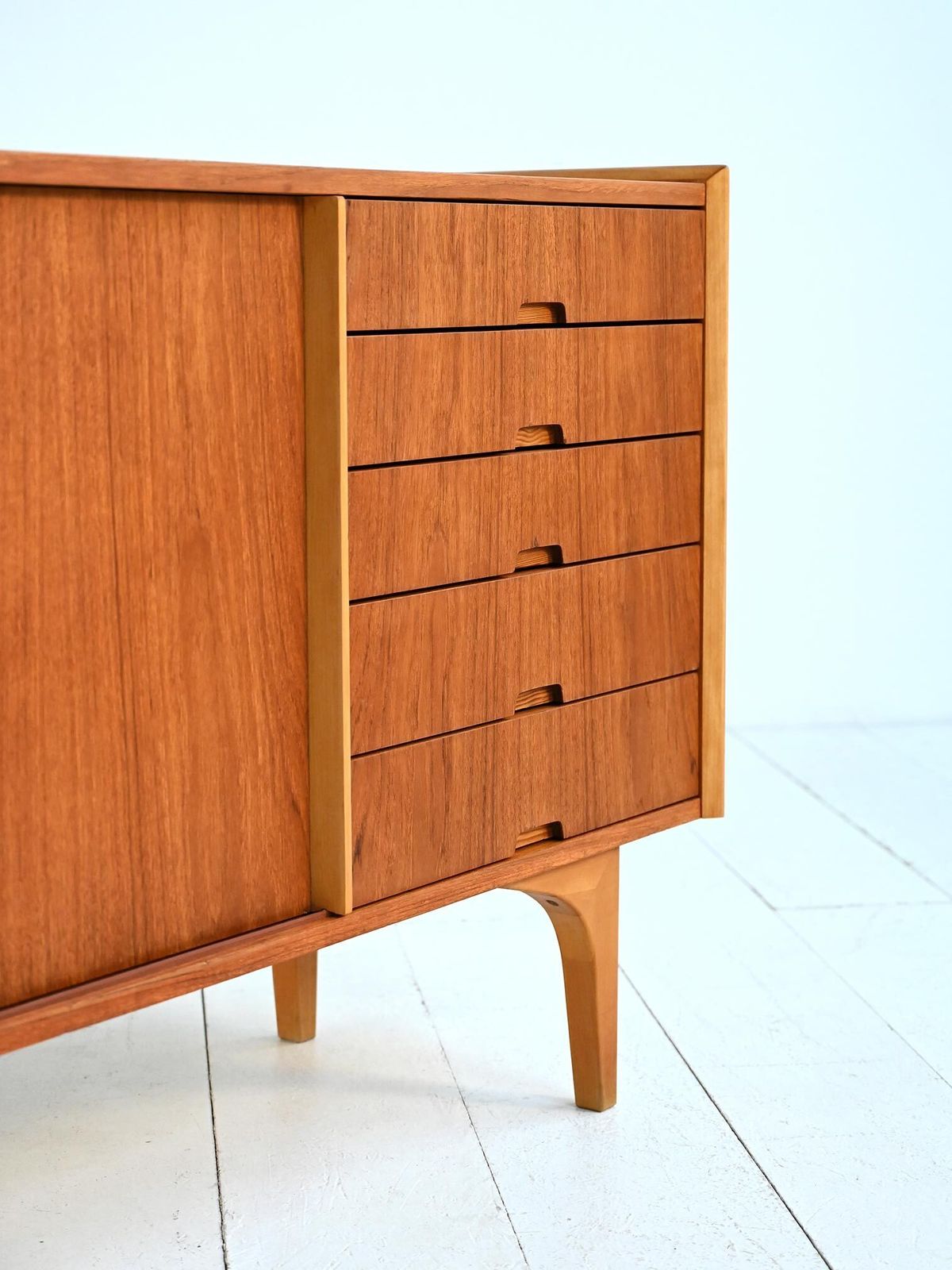photo furniture Scandinavisch teakhouten dressoir met grenen, ca. jaren 1960