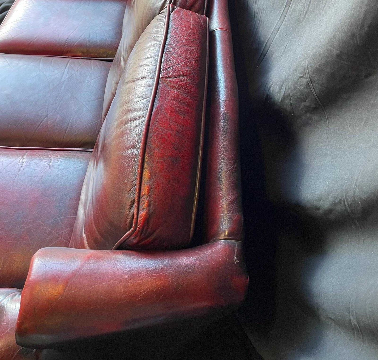 photo furniture Vintage Oxblood Leather Sofa | Chesterfield Style Three Seater | Traditional Club Sofa