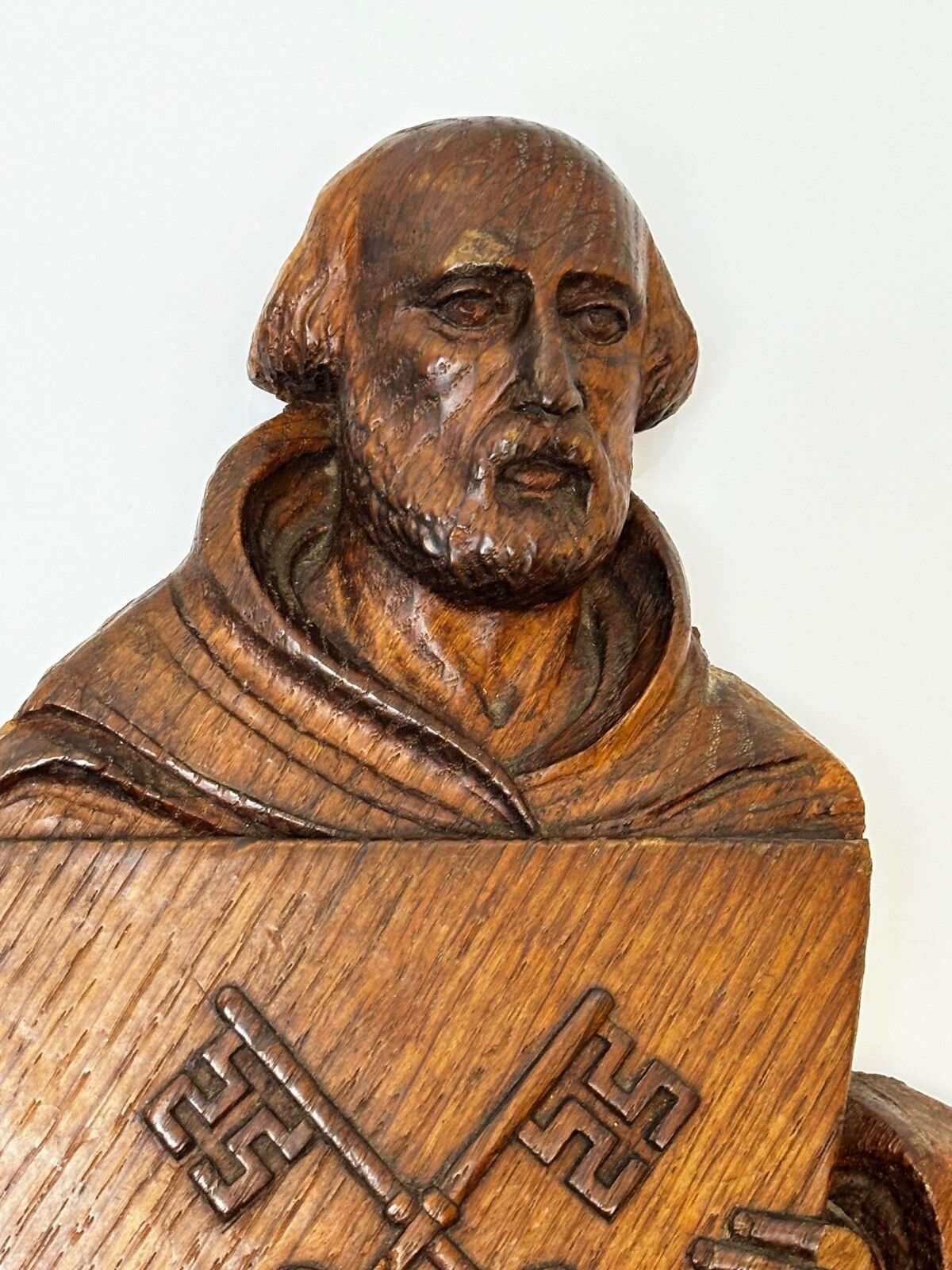19e-eeuws gesneden religieus heiligenbeeld met schild en gekruiste sleutels van de hemel photo furniture
