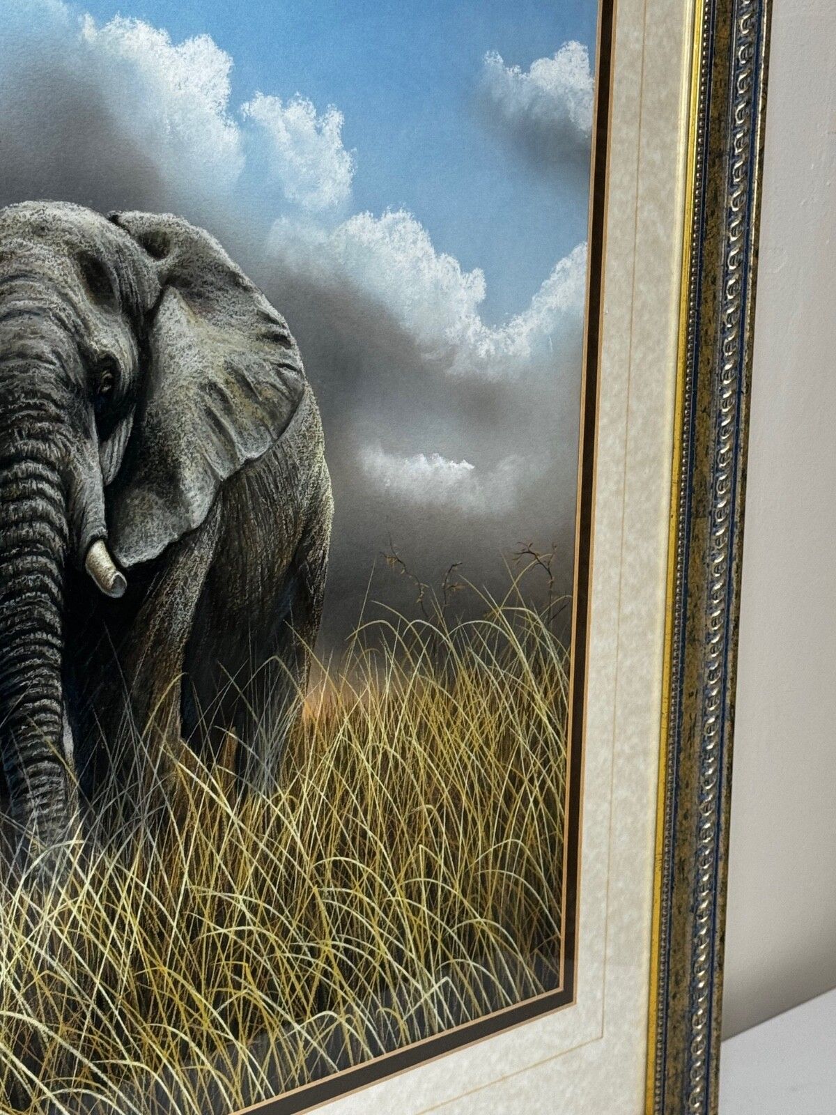 20e-eeuws schilderij van een aanvallende olifantenstier in het Kruger National Park, gesigneerd Peter Jepson, met tentoonstellingslabel photo for sale