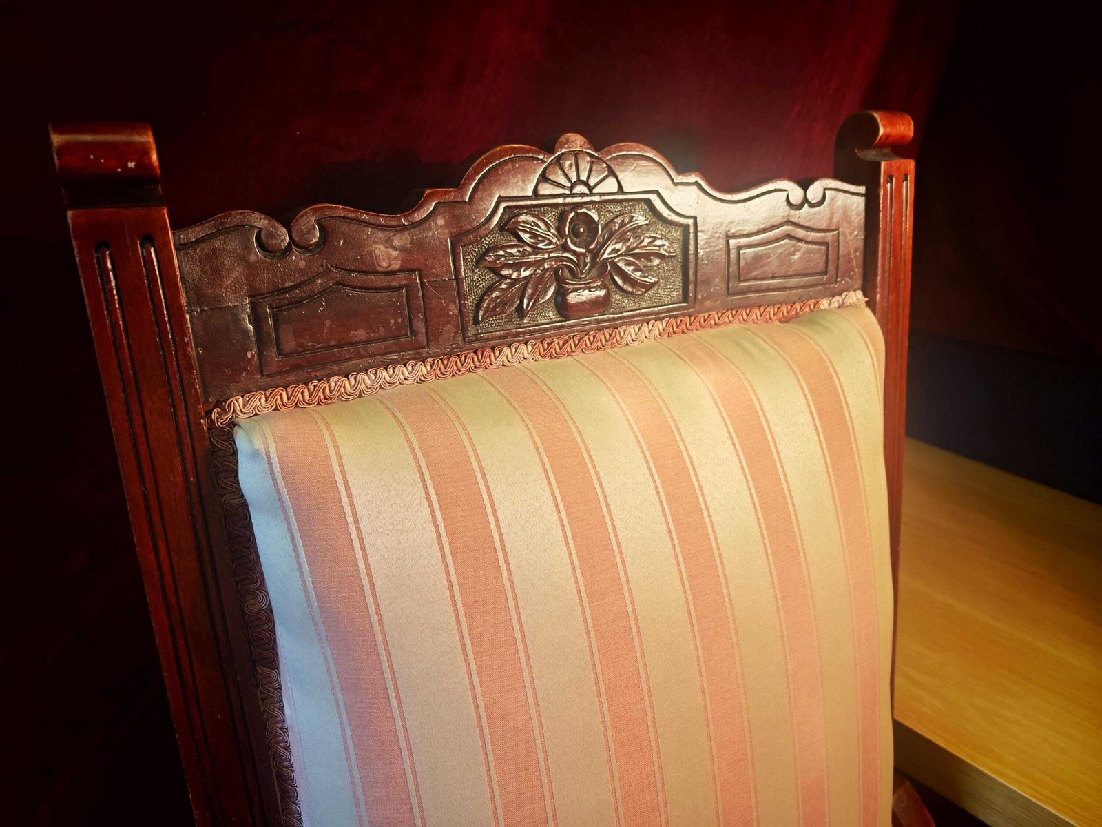 Chaise de nourrice victorienne d'époque, dossier étroit, en acajou, revêtement rayé rose et blanc. Probablement retapissée dans les années 1980/90. 96 cm de hauteur. Très bon état photo Mobilier