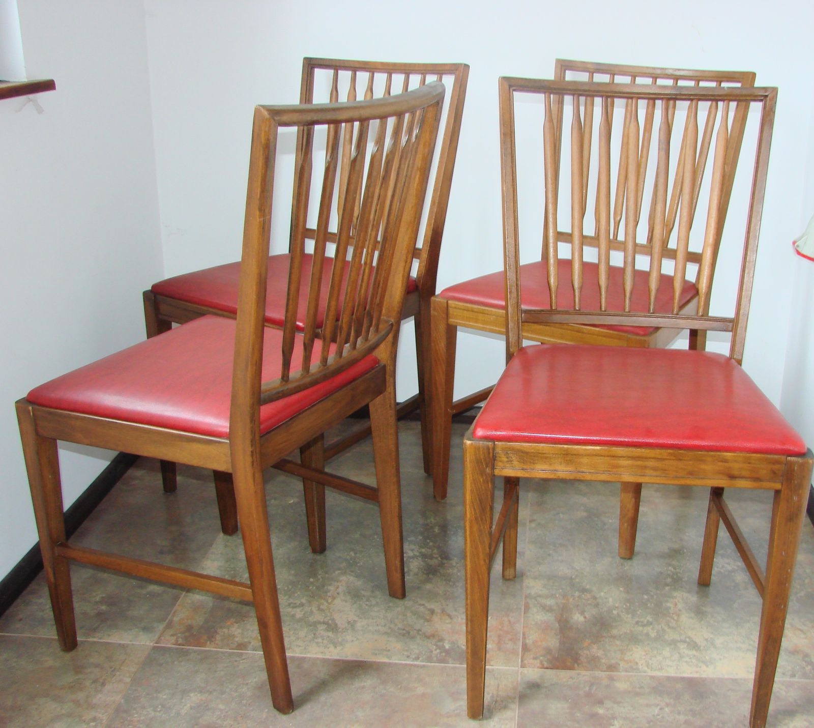 Set van 4 Moder stoelen, ca. jaren 1960 – eiken en kunstleer, vintage photo vinterior