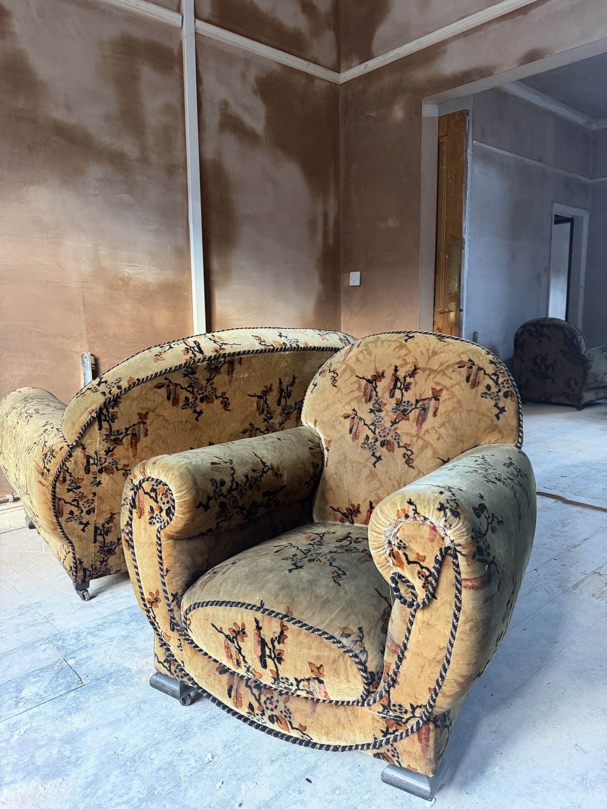 photo furniture Antique Three Piece Upholstered Suite   Sofa & Matching Armchairs
