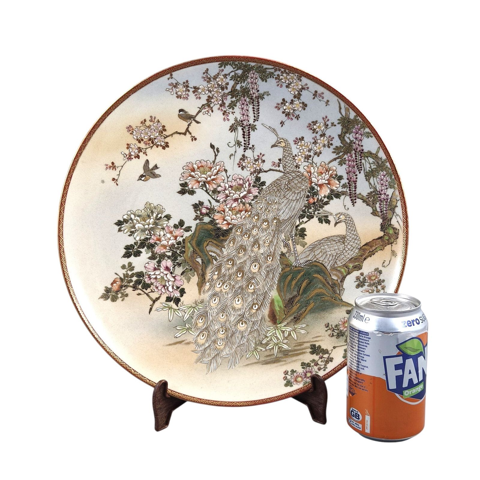 Grote Meiji Satsuma-schaal met pauwdecoratie en moriagewerk, Japan ca. 1890-1915 photo furniture