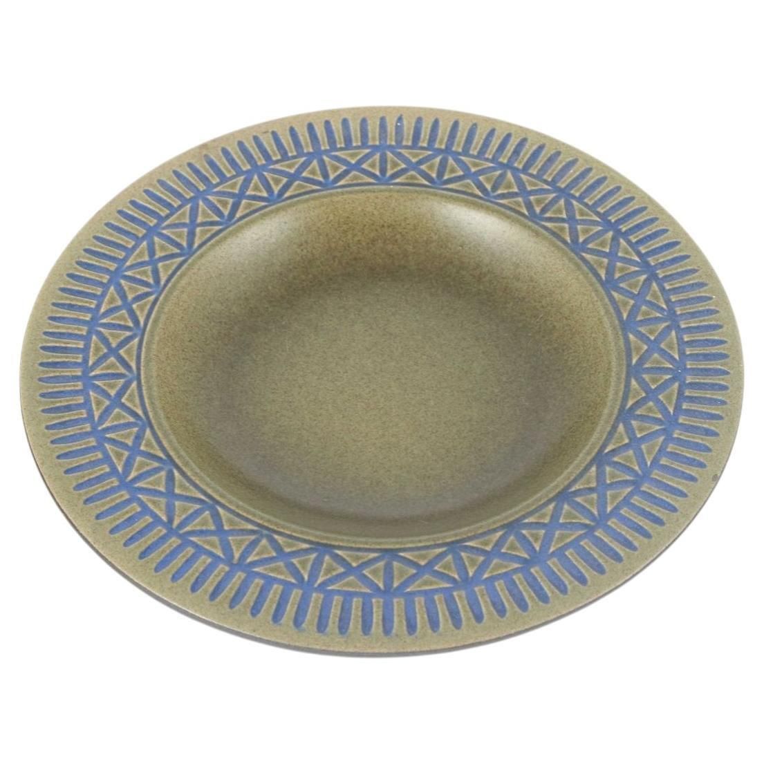 Mari Simmulson voor Upsala Ekeby. Stoneware schaal met geometrisch reliëfpatroon.