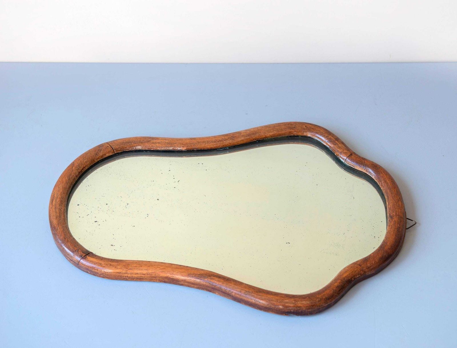 photo for sale Antiek Gebogen Nederlands Eiken Wandspiegel   Klein Schildvormig Spiegeltje Met Houten Lijst   Ca. 1900