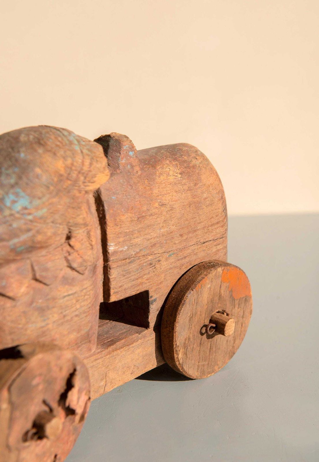 Taureau Nandi indien d'époque sur roues, jouet de temple en bois primitif, sculpture animalière folk art rustique photo 158.0
