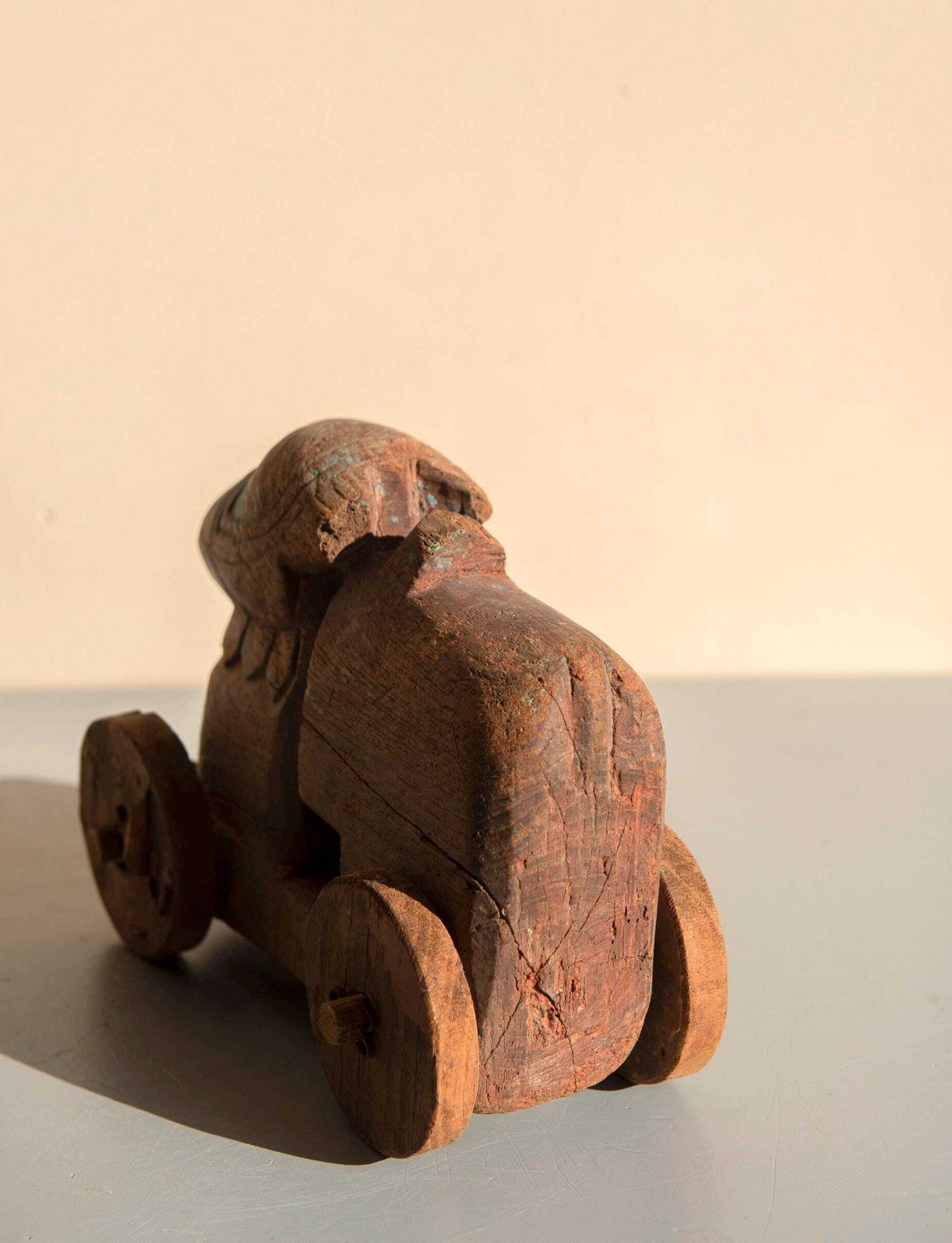 Taureau Nandi indien d'époque sur roues, jouet de temple en bois primitif, sculpture animalière folk art rustique photo buy