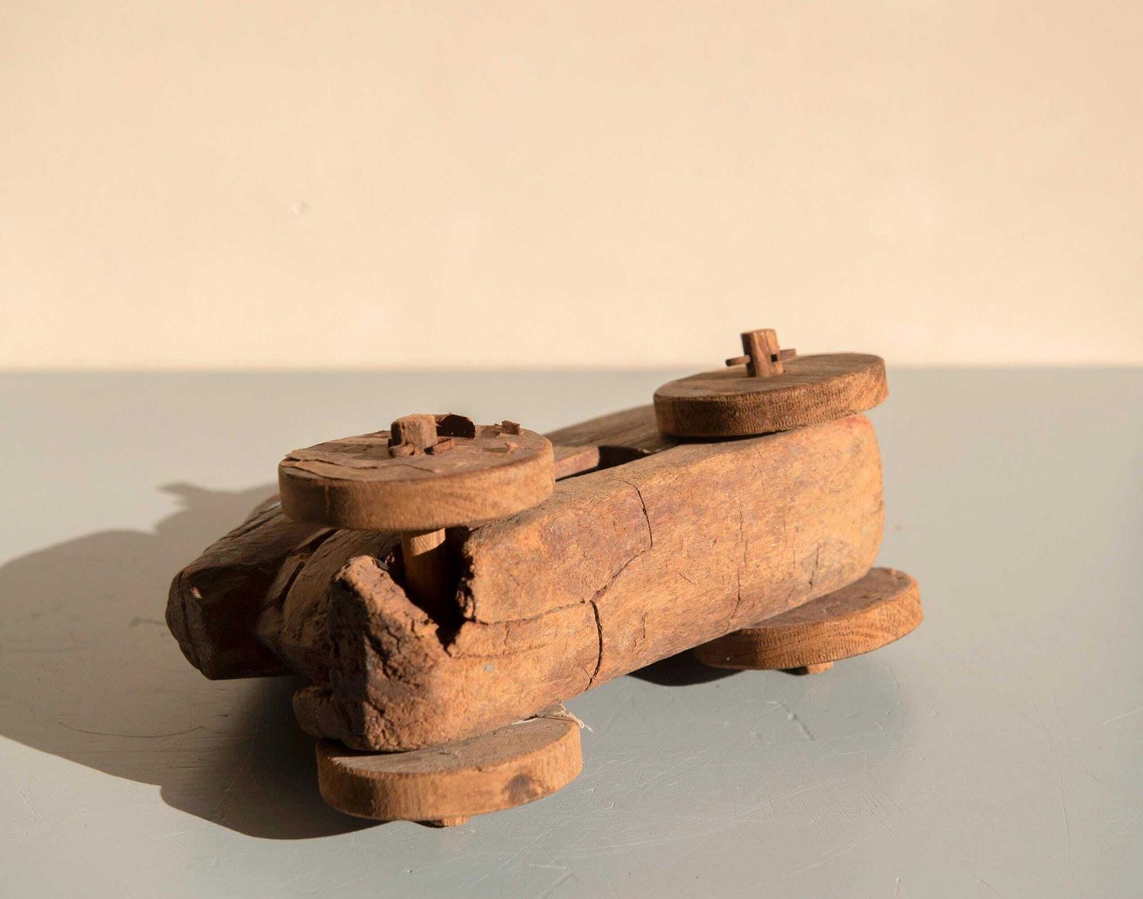 Antiek Indiaas Nandi-stier op wielen | Primitief houten tempelspeelgoed | Rustiek volkskunst dierensculptuur photo vintage