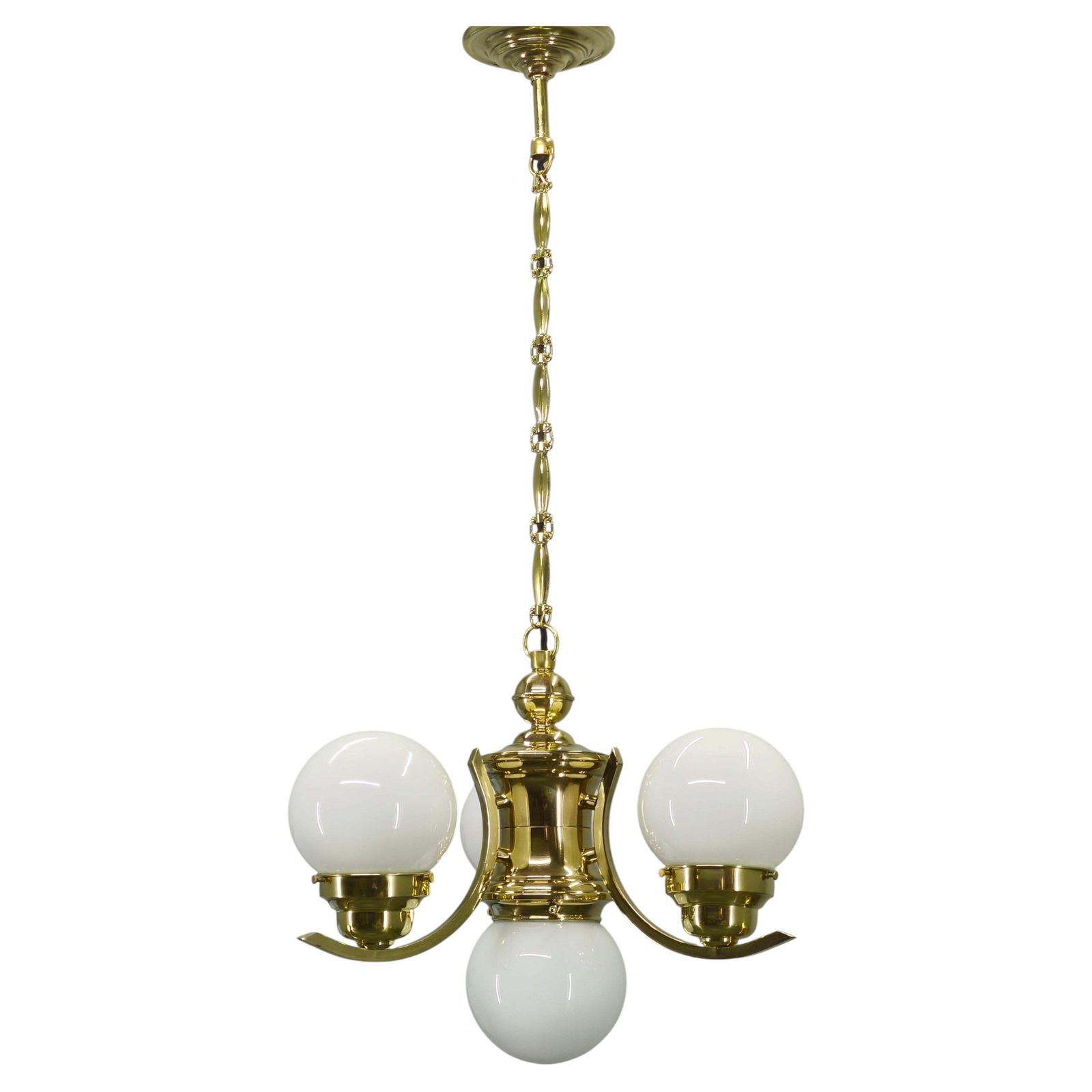 Tsjechische art deco messing kroonluchter met melkglazen bollen, jaren 1930