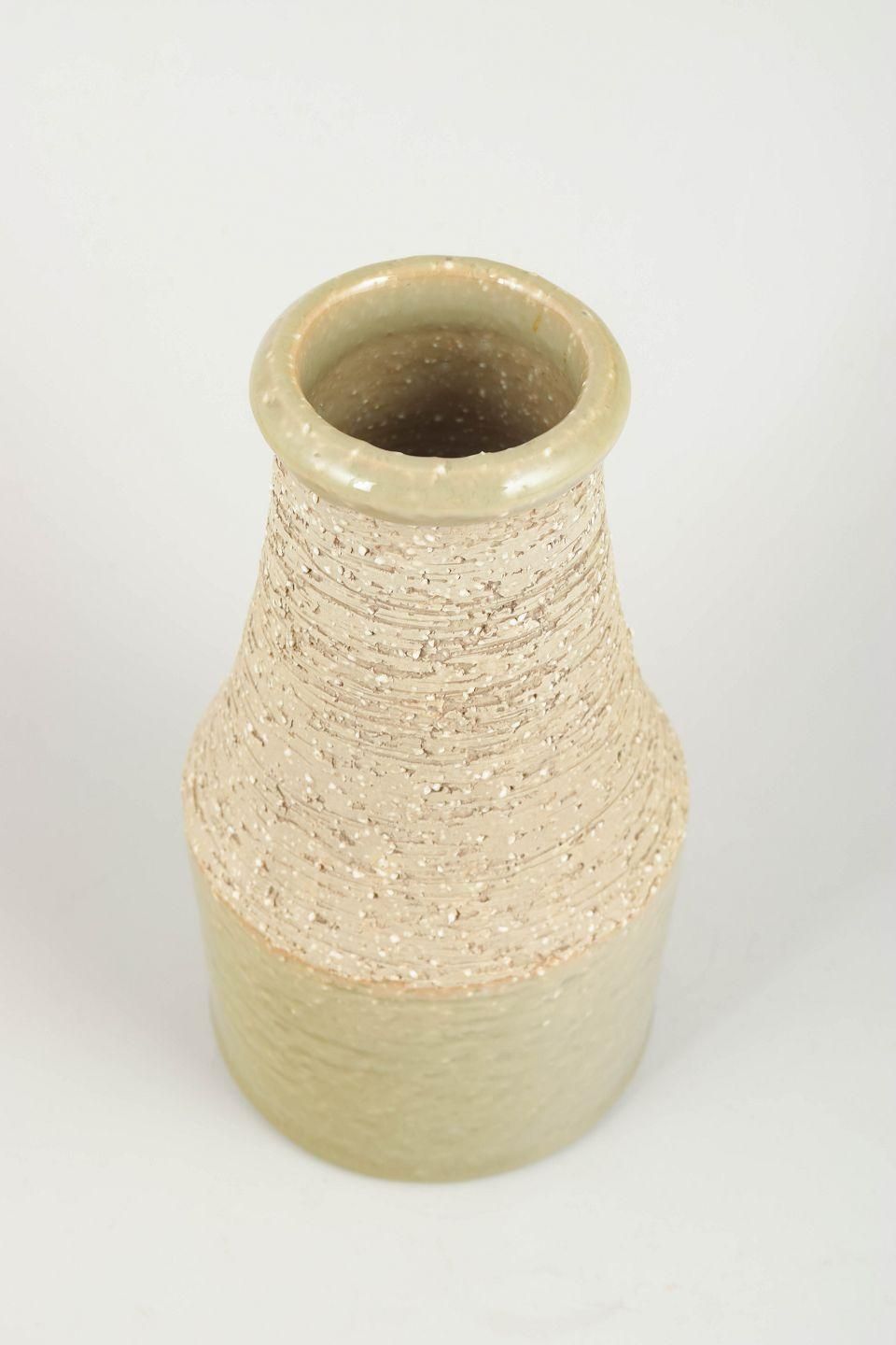 Hertha Bengtson voor Rörstrand. Stoneware vaas met geglazuurde en ongeglazuurde oppervlakken. photo furniture
