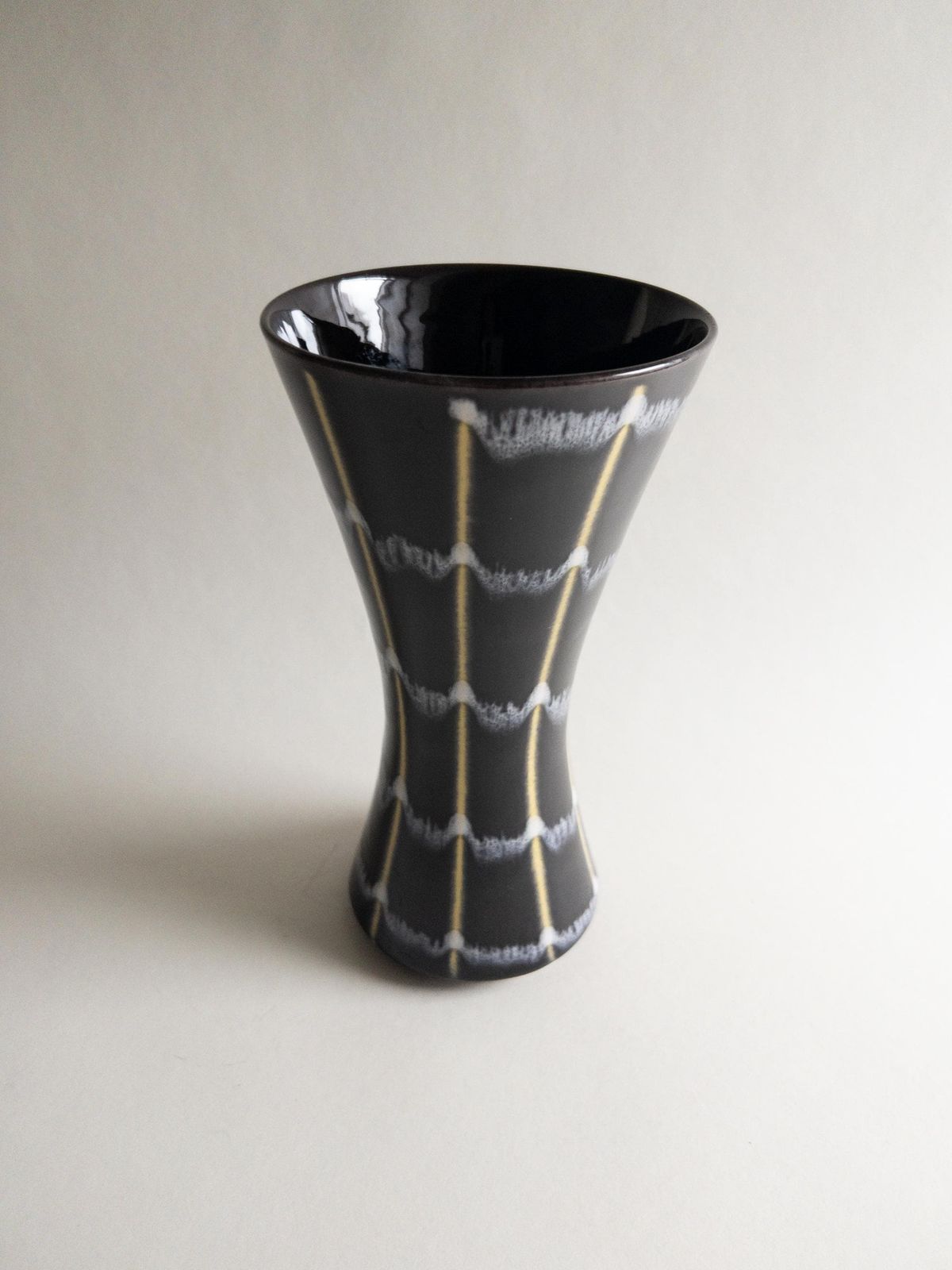 photo furniture Vase Dümler & Breiden en céramique West German mid-century, décor noir, blanc et jaune