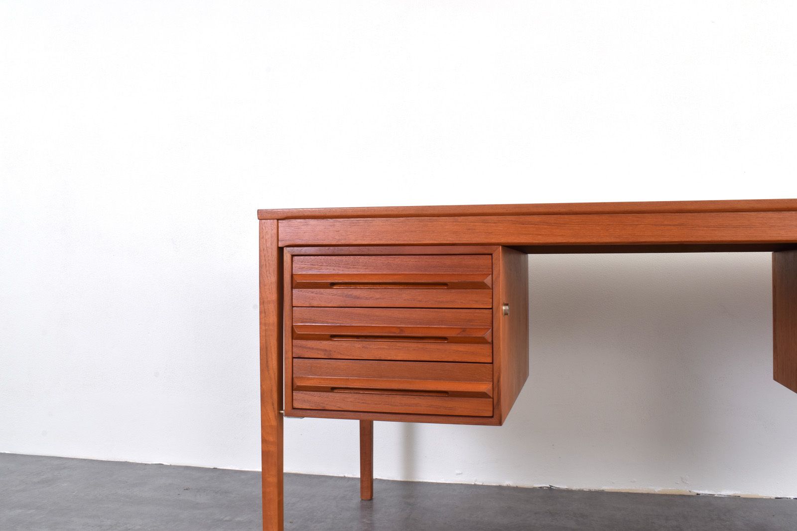 photo vinterior Mid Century Teak Executive Desk By Torbjørn Afdal For Bruksbo