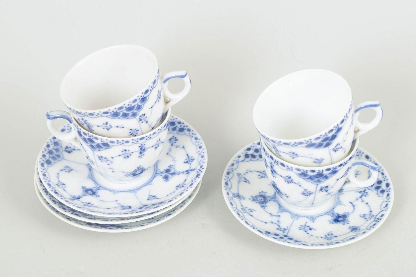 Royal Copenhagen Blue Fluted Half Lace. Service de quatre tasses à café avec soucoupes. photo furniture