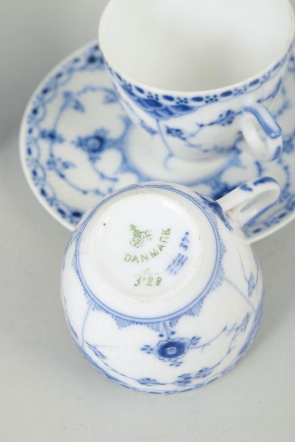 Royal Copenhagen Blue Fluted Half Lace. Service de quatre tasses à café avec soucoupes. photo Décoration