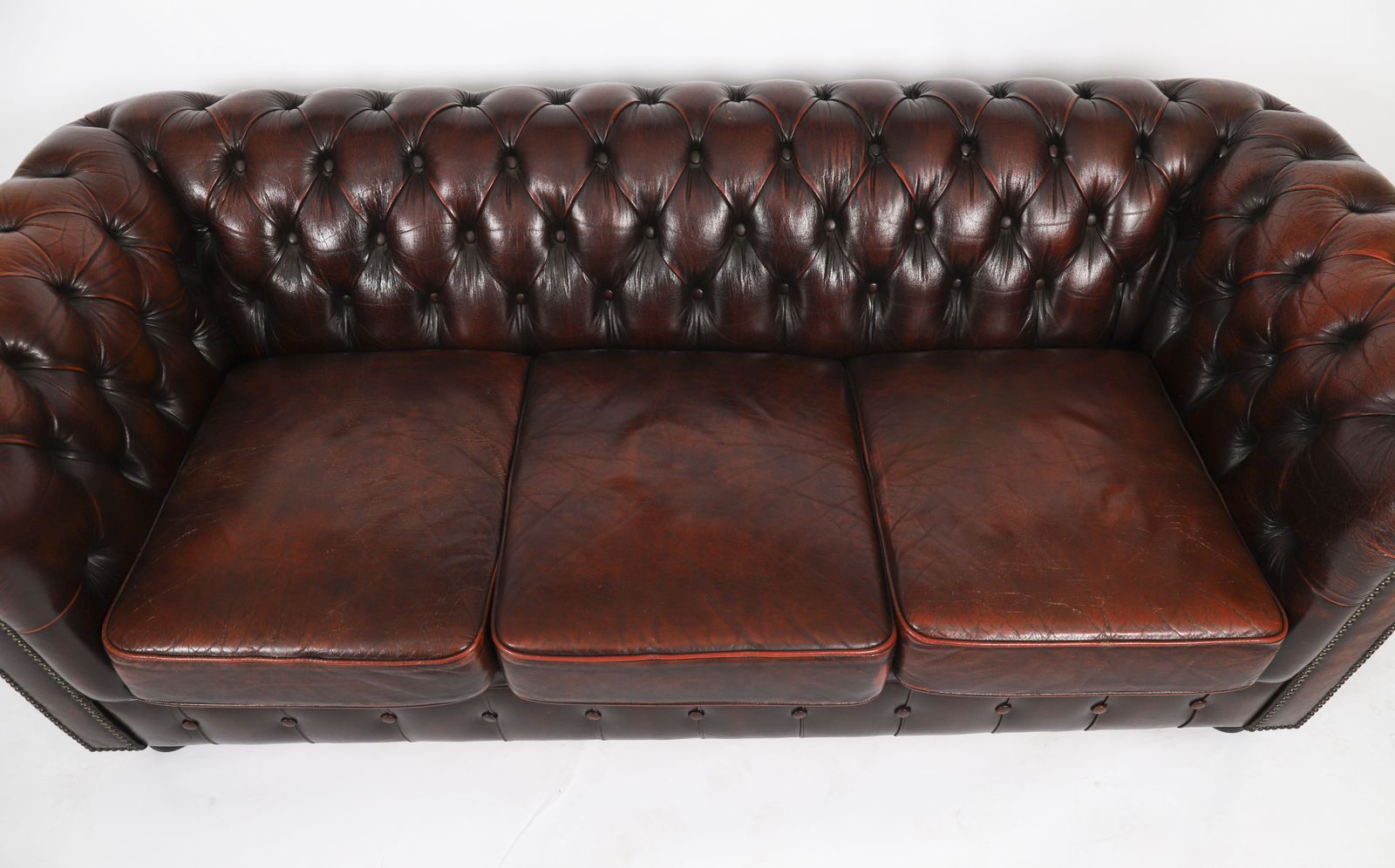 photo vinterior Vintage English Button Back Leather Chesterfield Sofa Mid 20th Century