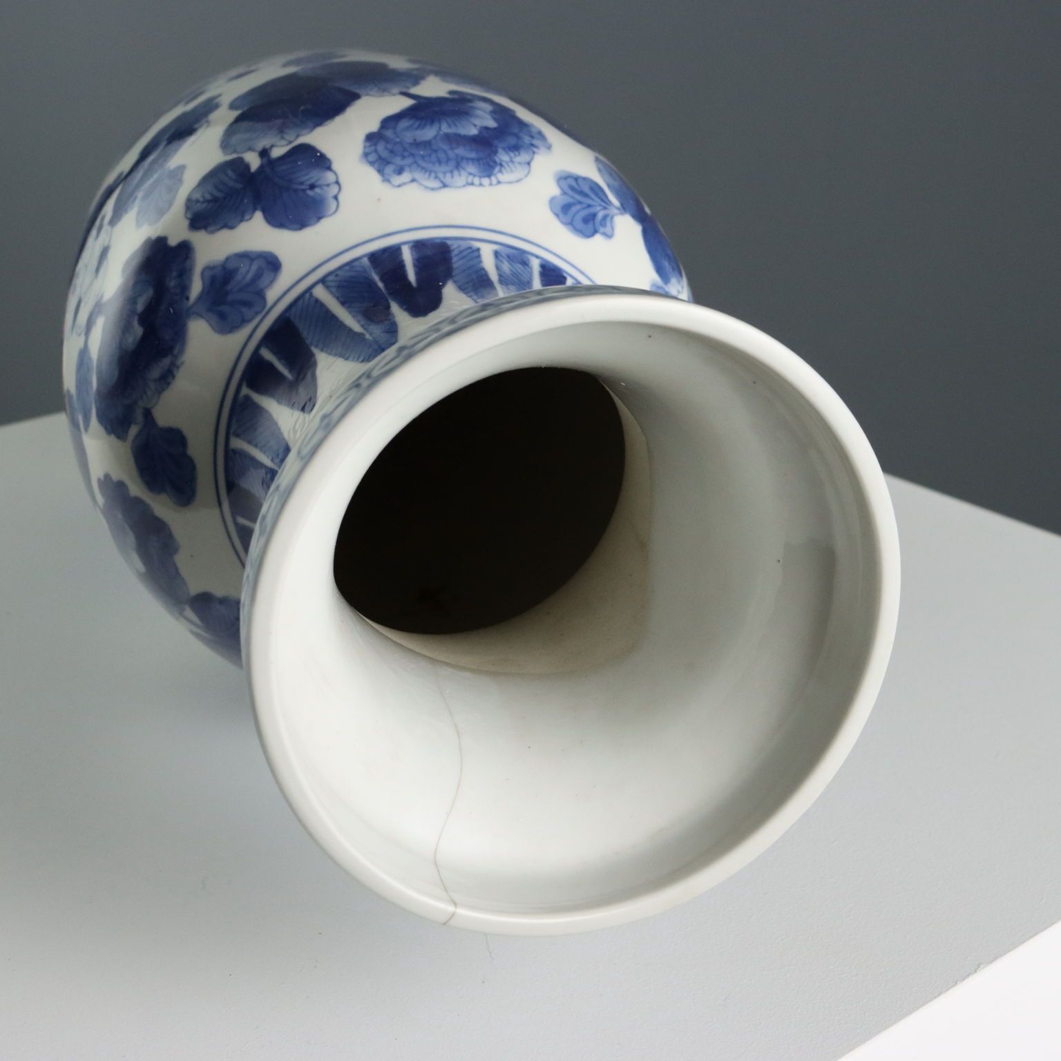 photo furniture Vase d'époque en porcelaine, décors de Chine, XXe siècle
