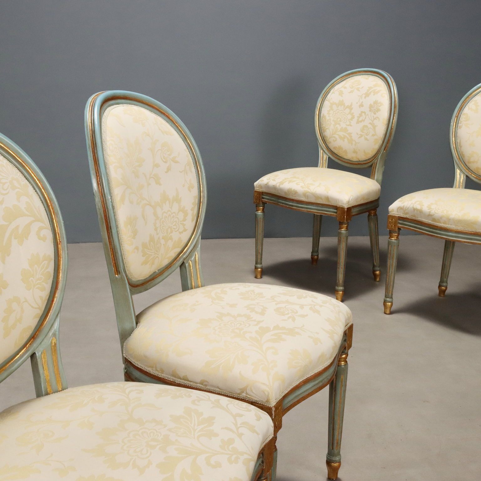 Chaises de style néoclassique en bois laqué, Italie, XXe siècle photo for sale