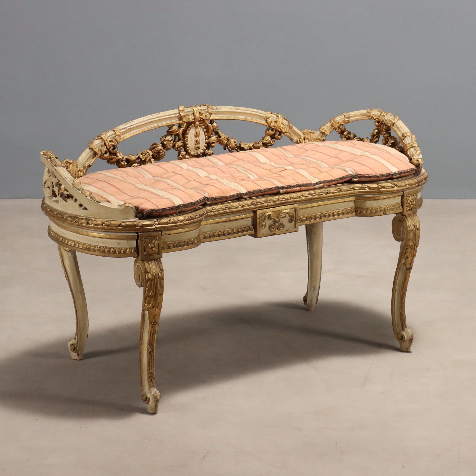 Banquette de style néoclassique en bois laqué et doré, XIXe siècle