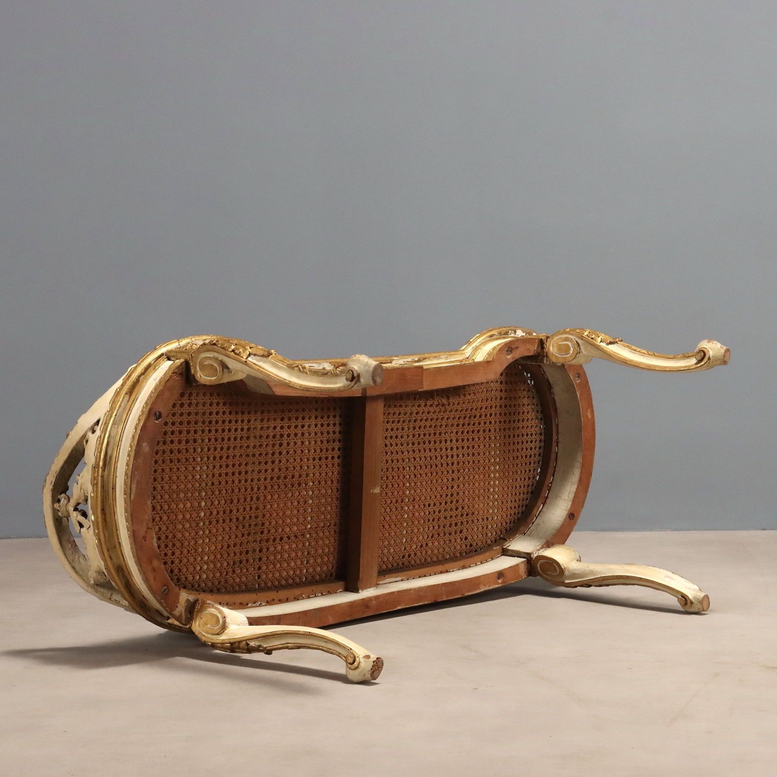 Mobilier Banquette de style néoclassique en bois laqué et doré, XIXe siècle photo