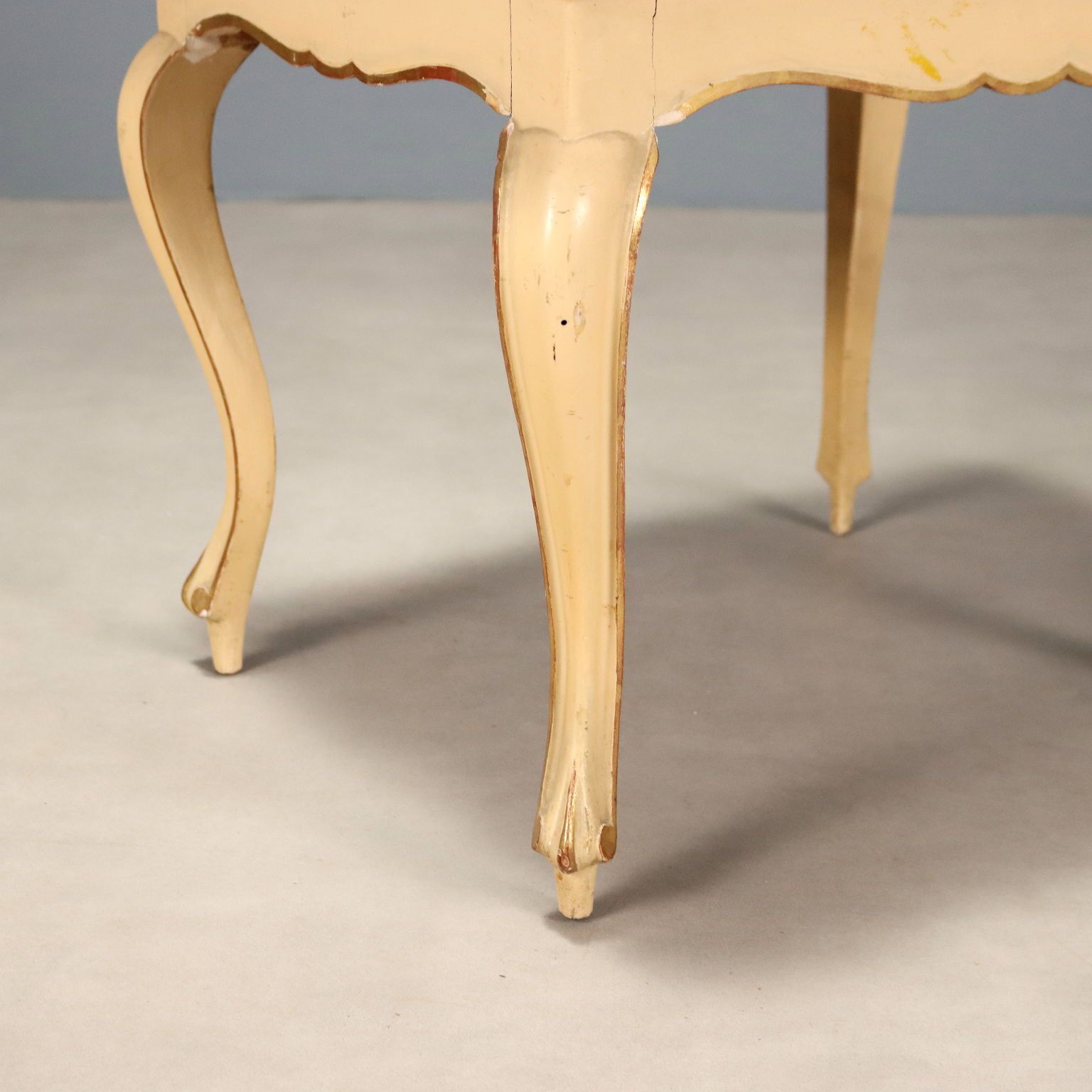 photo furniture Klein antiek tafeltje, gelakt beuken met houtsnijwerk, Italië, 19e eeuw