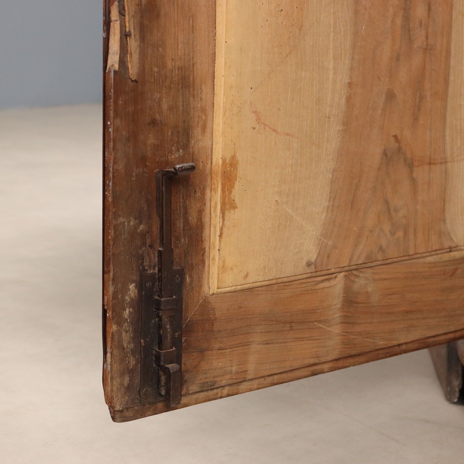 photo furniture Armoire d'époque en sapin, peuplier et noyer, Italie, XVIIIe siècle