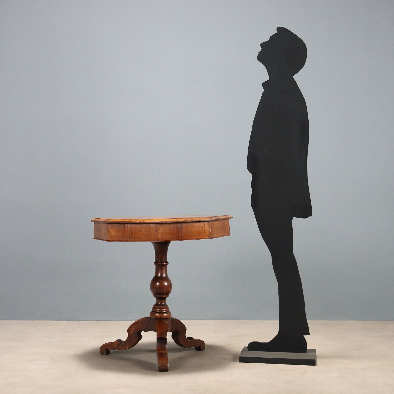 Petite table d'époque en noyer, pieds sculptés, Italie, XIXe siècle photo for sale