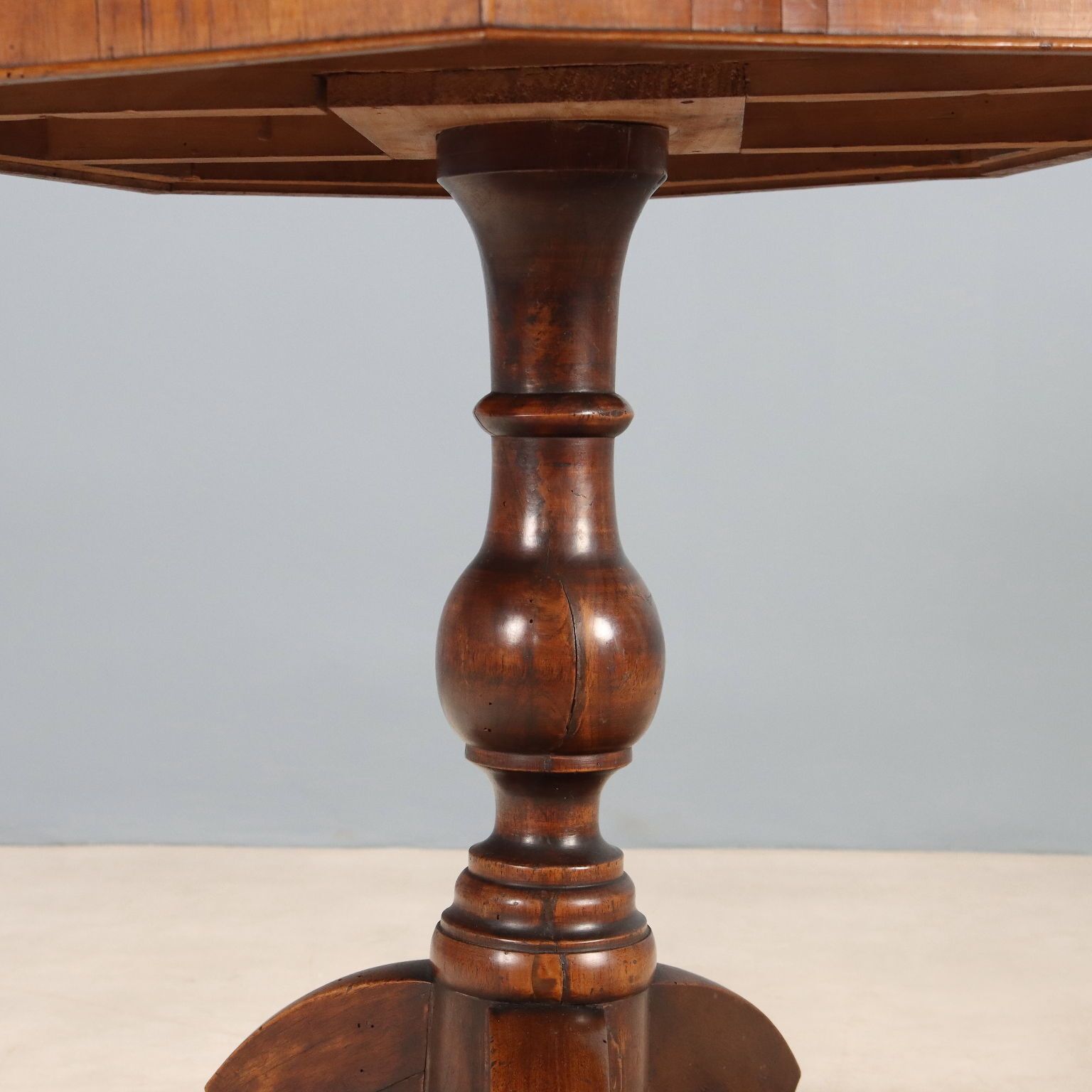 Petite table d'époque en noyer, pieds sculptés, Italie, XIXe siècle photo 580.0