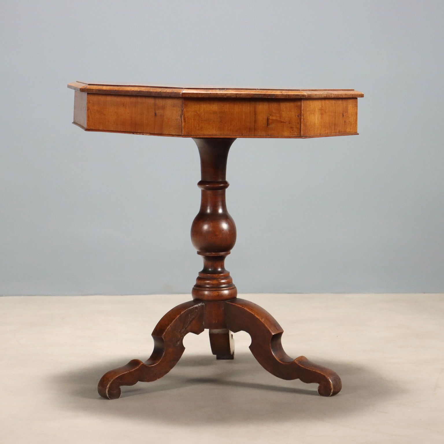 Petite table d'époque en noyer, pieds sculptés, Italie, XIXe siècle photo vintage