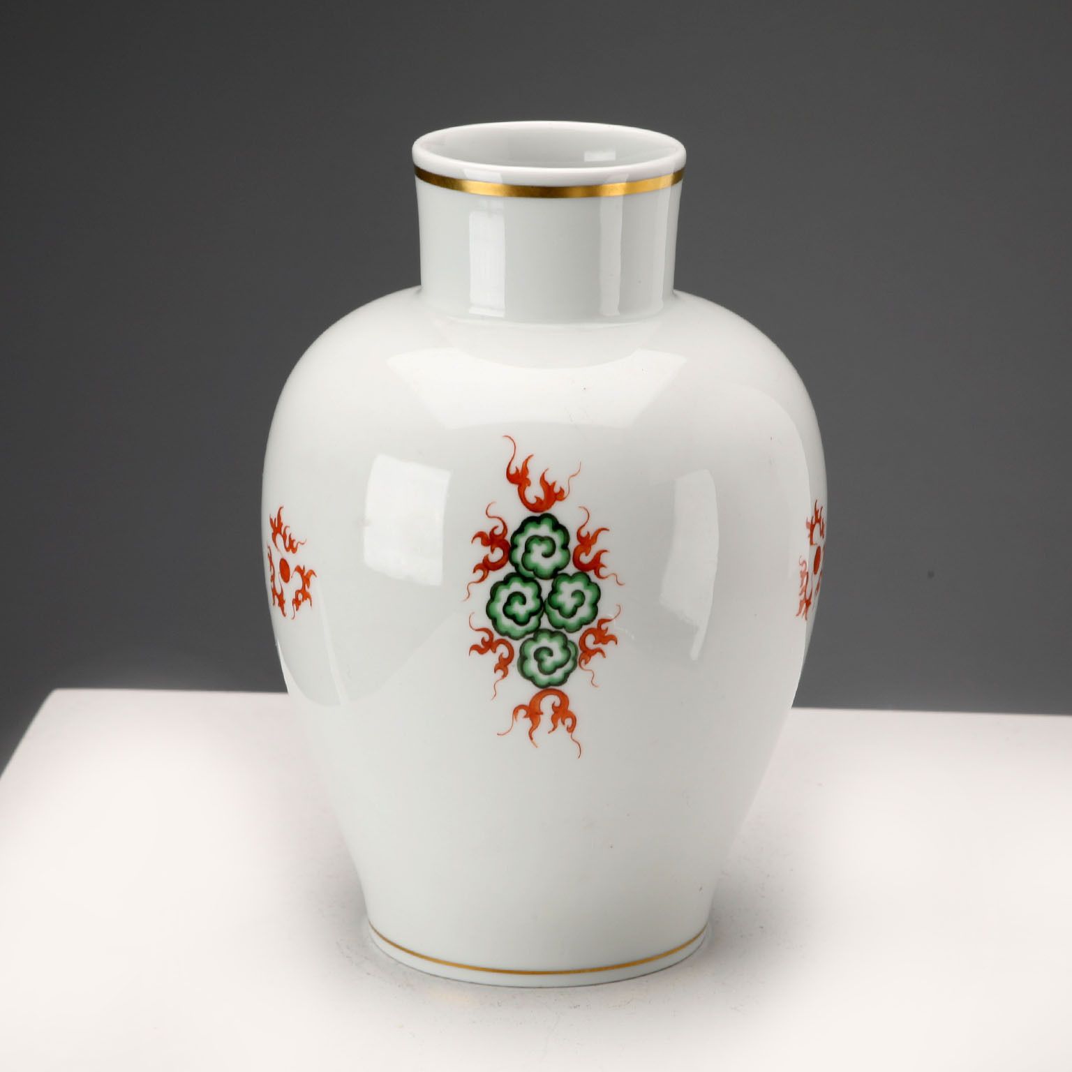 Vase d'époque Meissen en porcelaine de style asiatique, Allemagne, XXe siècle photo for sale