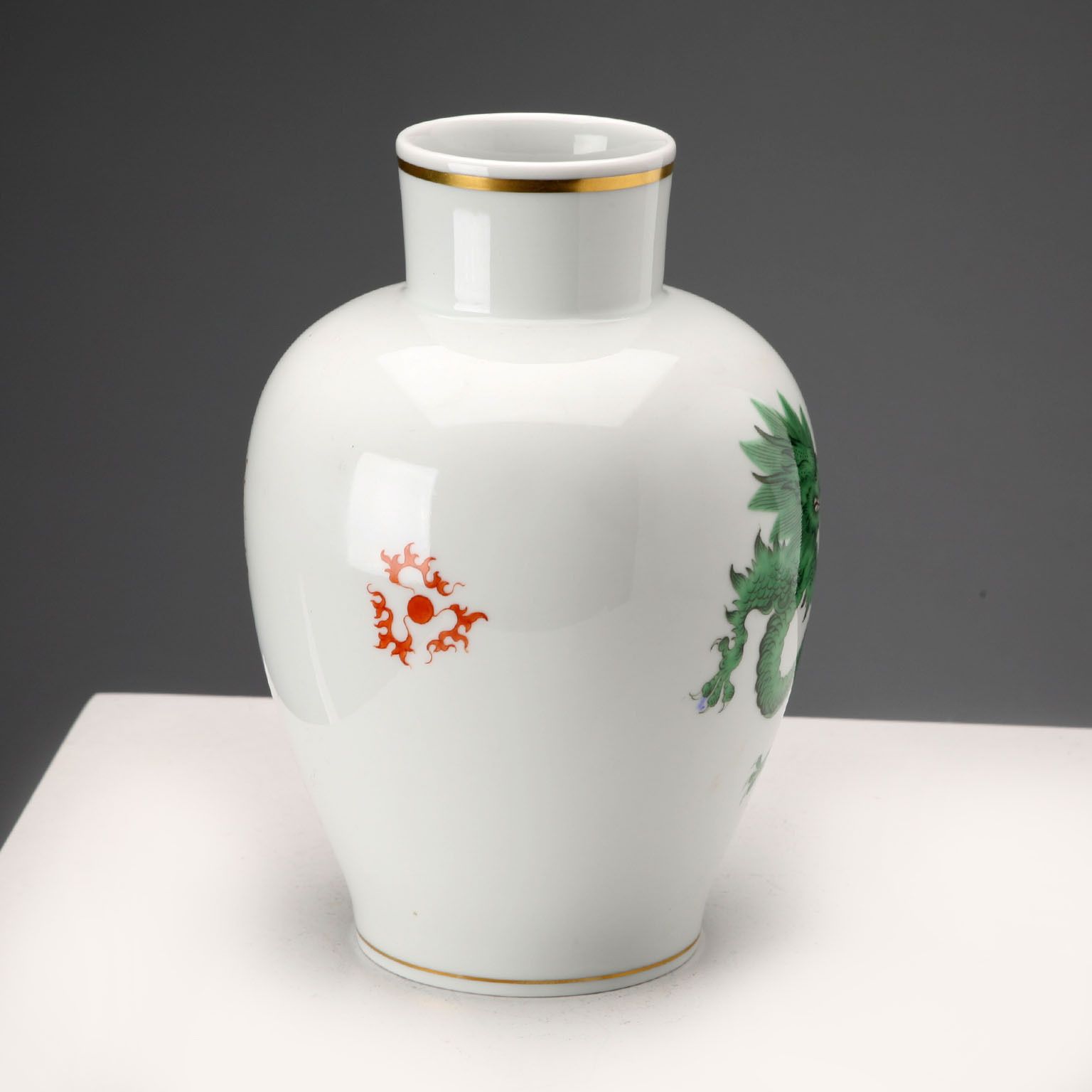 Vase d'époque Meissen en porcelaine de style asiatique, Allemagne, XXe siècle photo 230.0