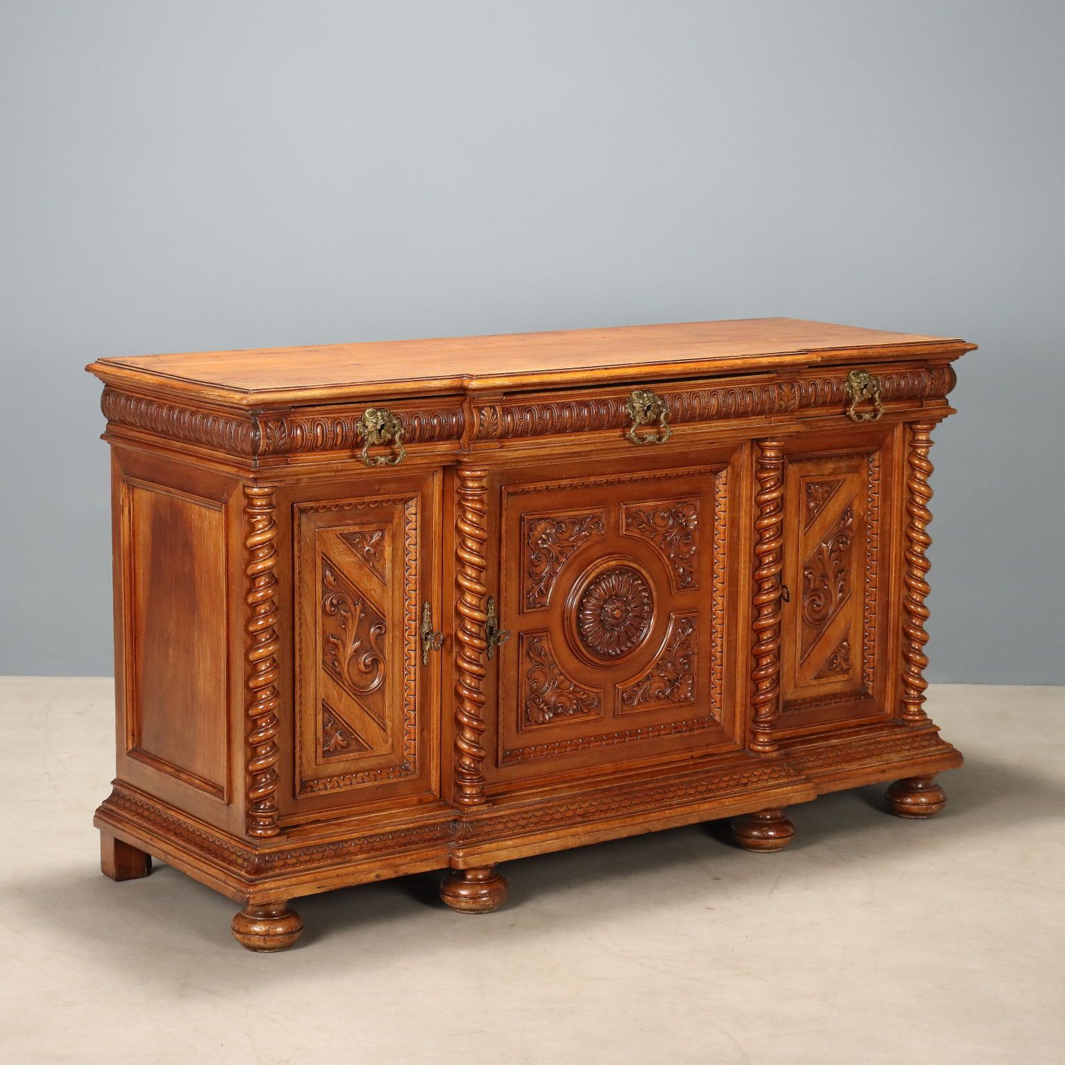 Armoire d'époque néo-baroque en noyer, Italie, XIXe siècle