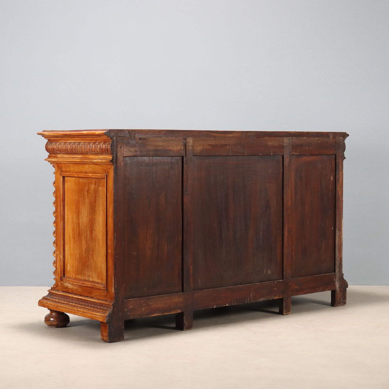 Mobilier Armoire d'époque néo-baroque en noyer, Italie, XIXe siècle photo