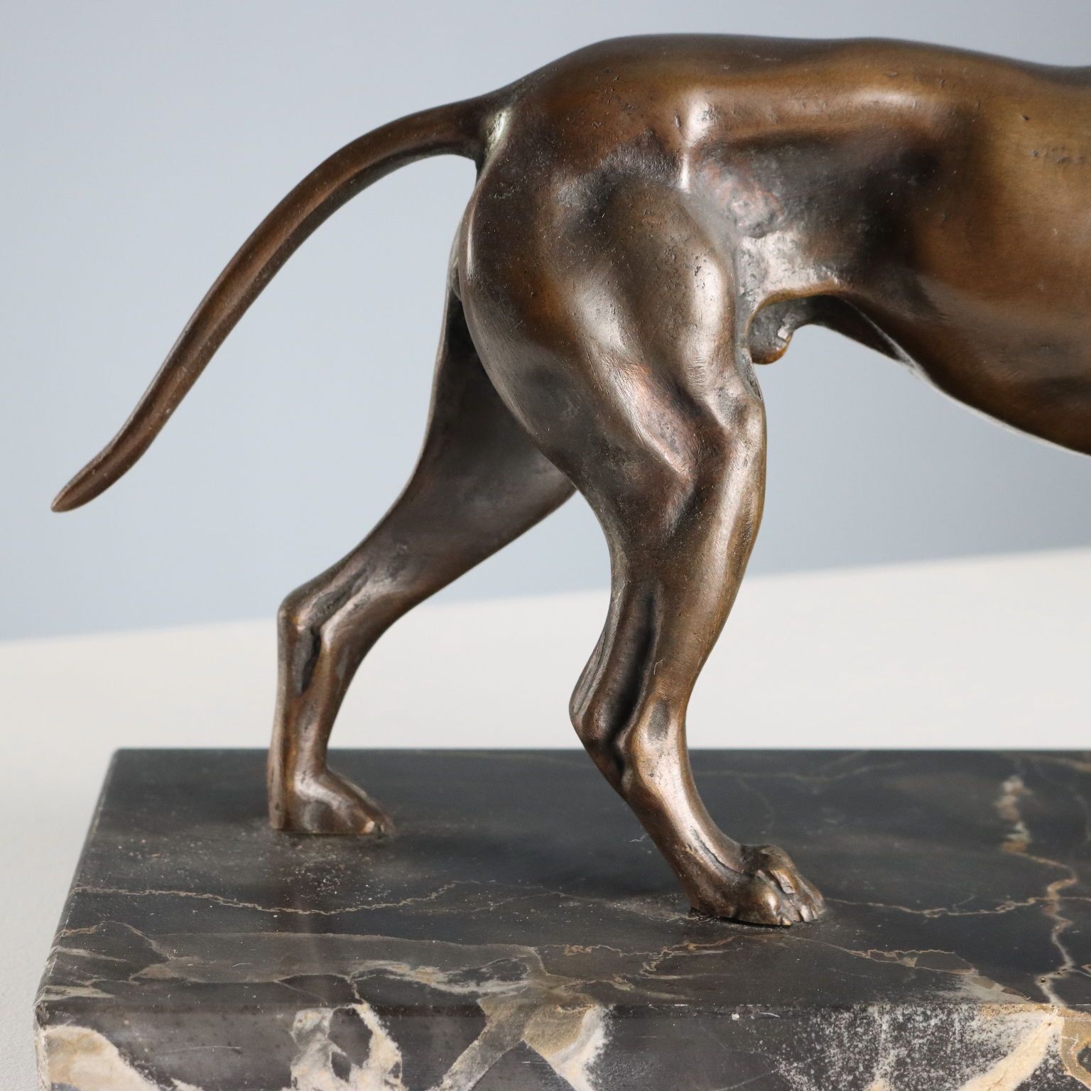 Sculpture d'époque, chien en bronze sur socle en marbre noir, Italie, XXe siècle photo 260.0