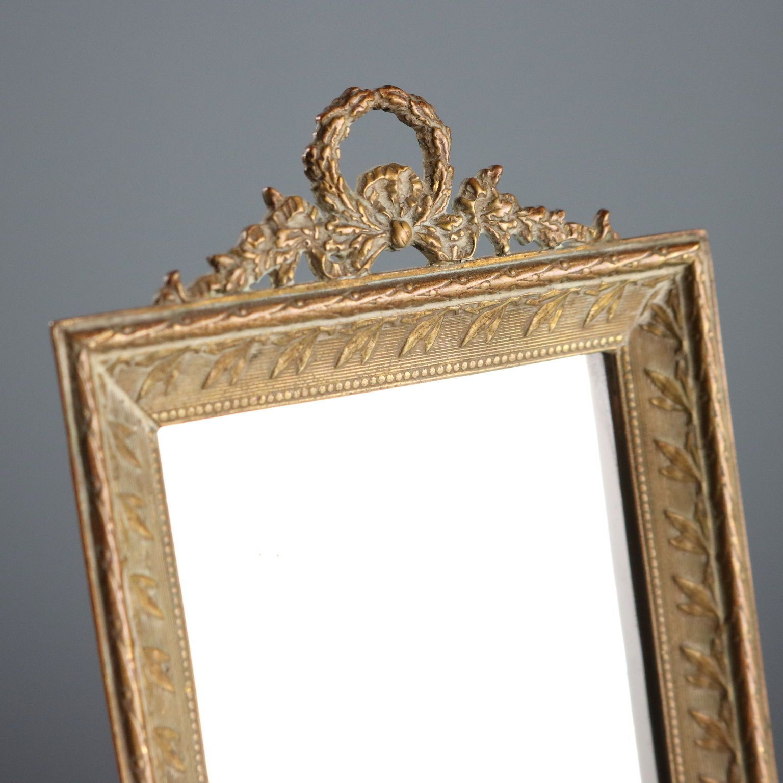 Kleine antieke vergulde bronzen lijsten met glas, Italië, 19e-20e eeuw photo for sale