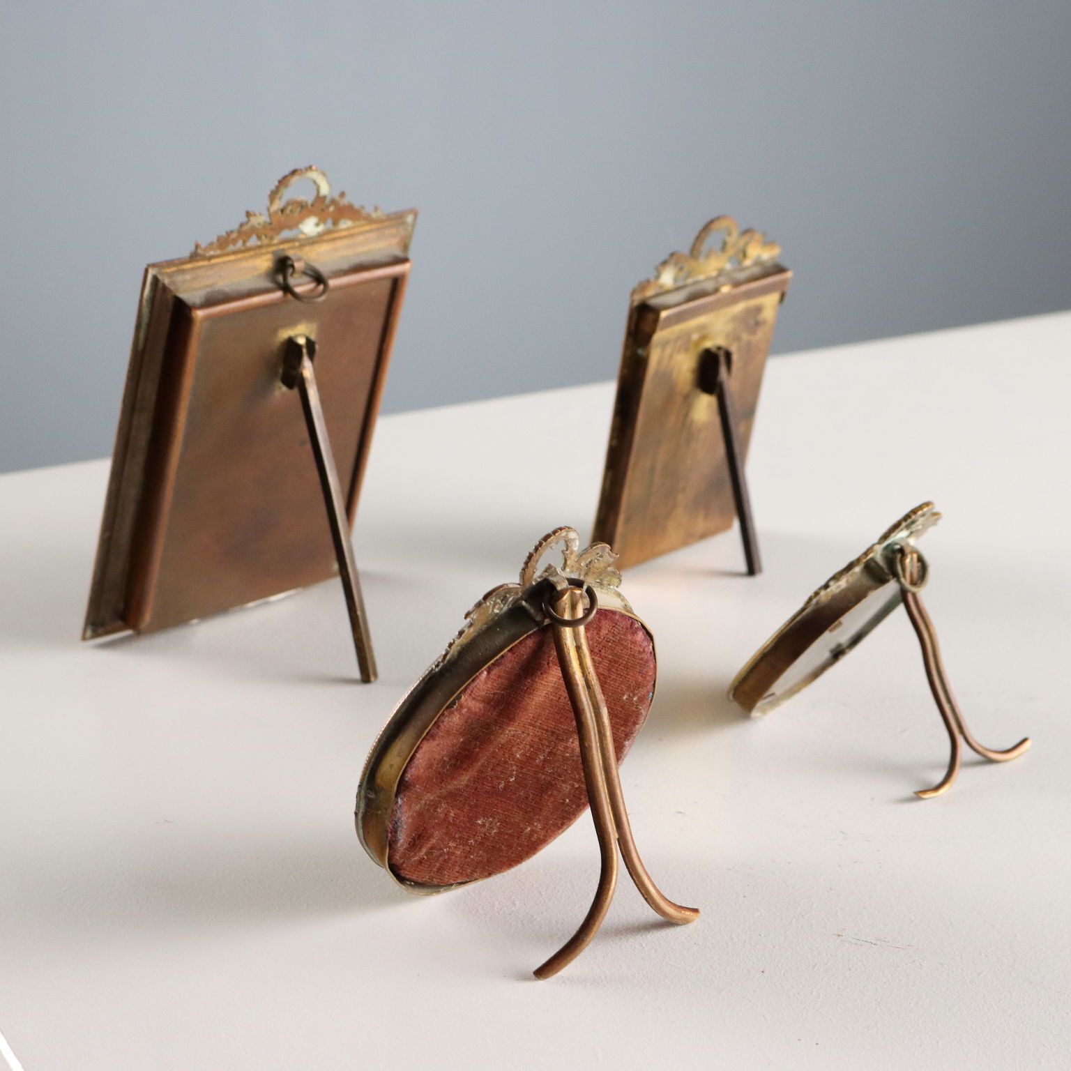 Woonaccessoires Kleine antieke vergulde bronzen lijsten met glas, Italië, 19e-20e eeuw photo