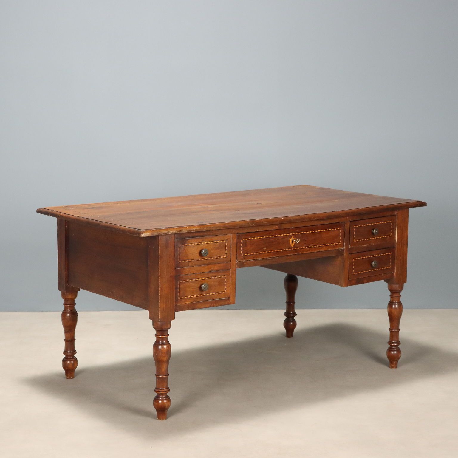 Bureau d'époque en noyer, Italie, XXe siècle