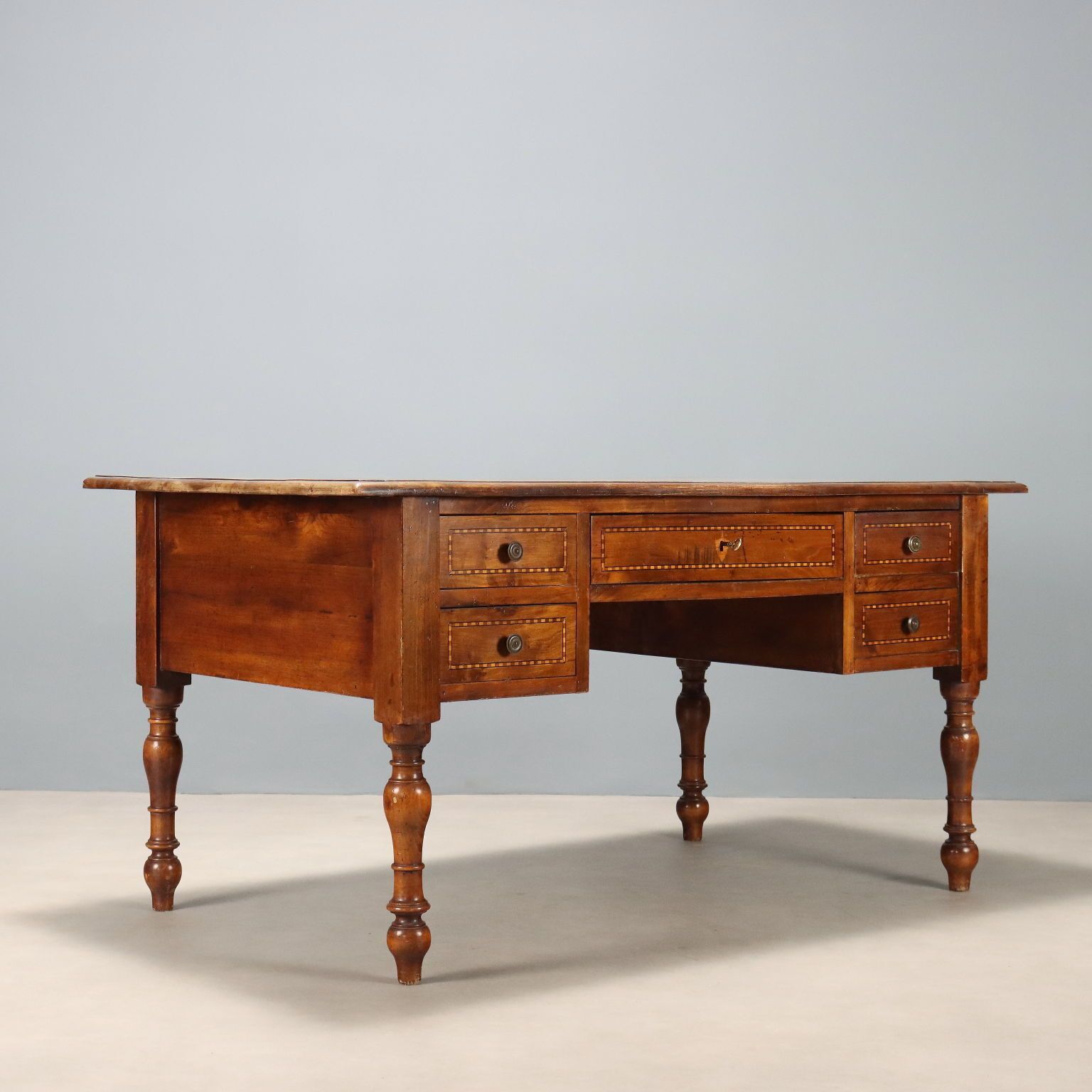 photo for sale Bureau d'époque en noyer, Italie, XXe siècle