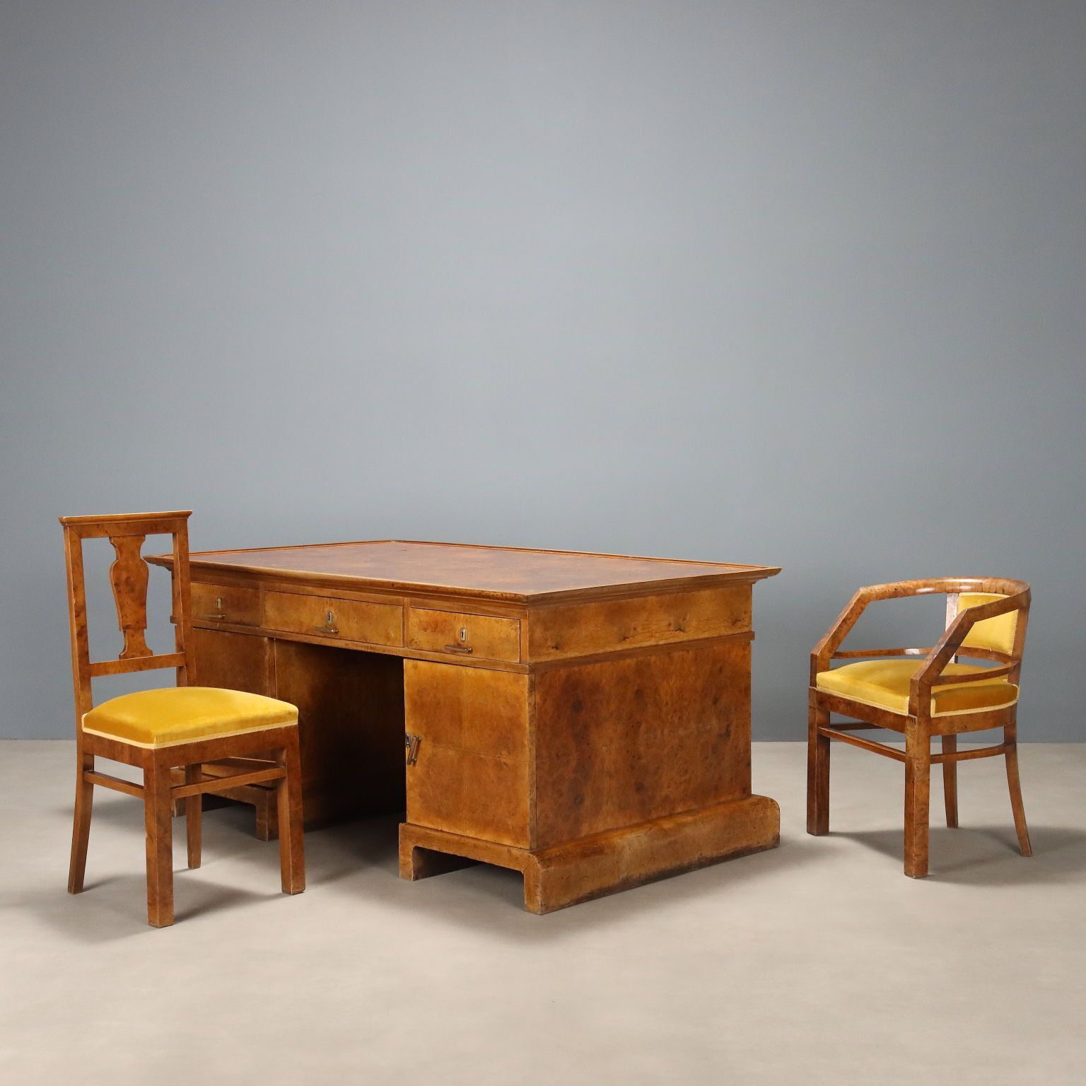Meubels Art Deco stoelen, wortelnoten fineer, Italië, 20e eeuw photo