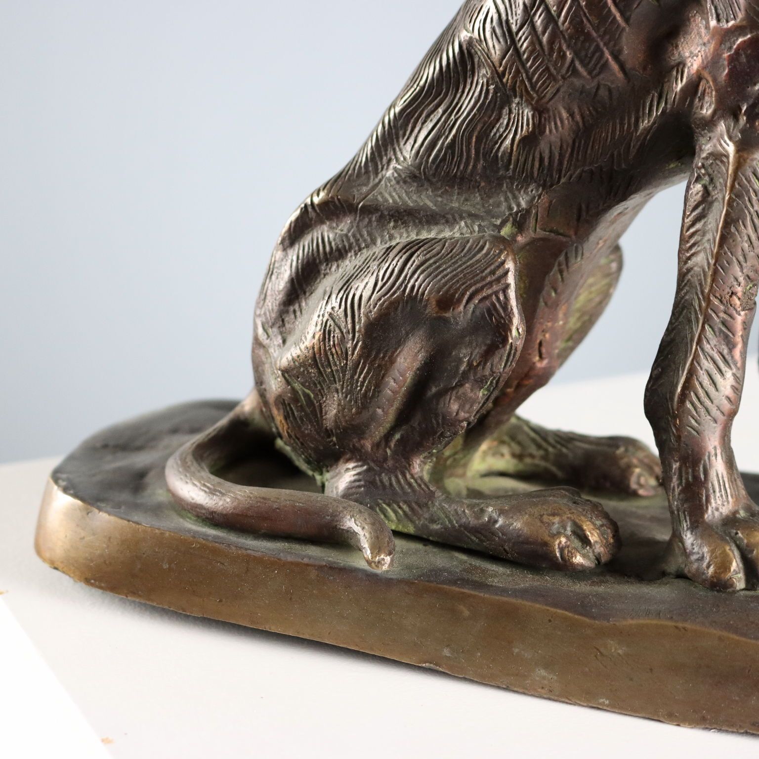 Antiek bronzen beeldje van een hond, Italië, begin 20e eeuw photo vinterior