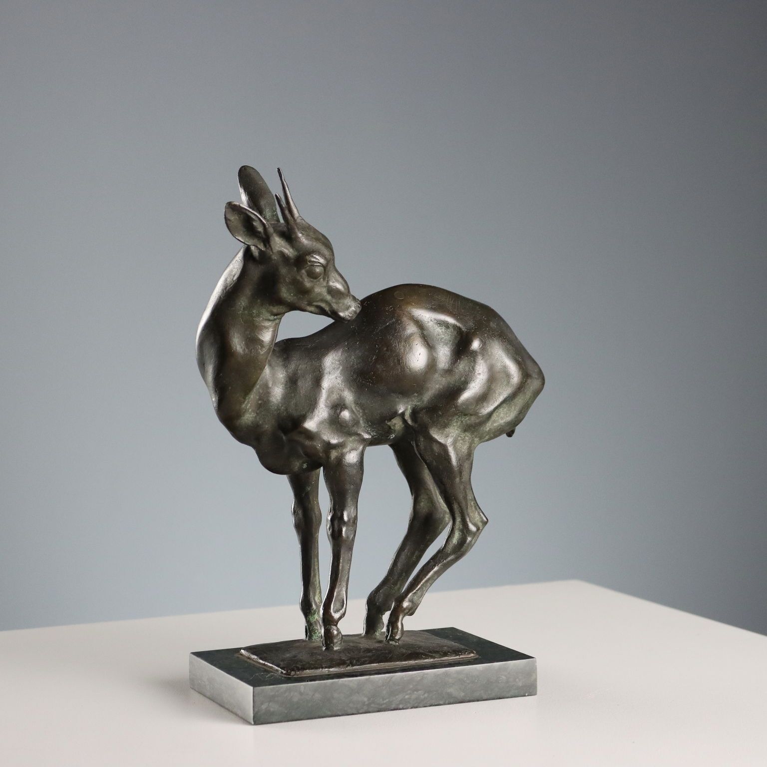 Sculpture moderne en bronze, cerf, signée Nando Conti, années 1940