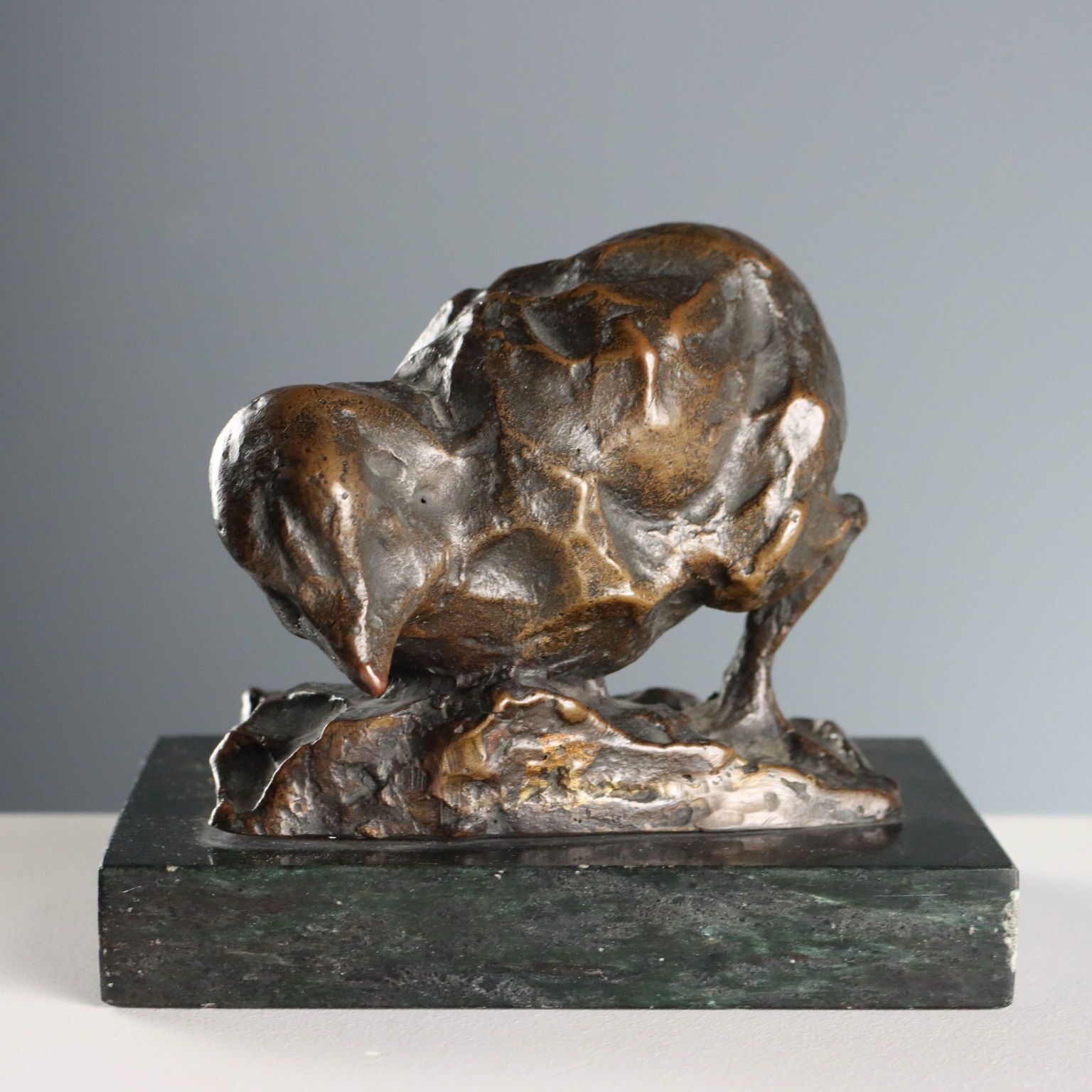 Sculpture d'époque en bronze, oiseau sur socle en marbre noir, Italie, XIXe siècle photo Décoration