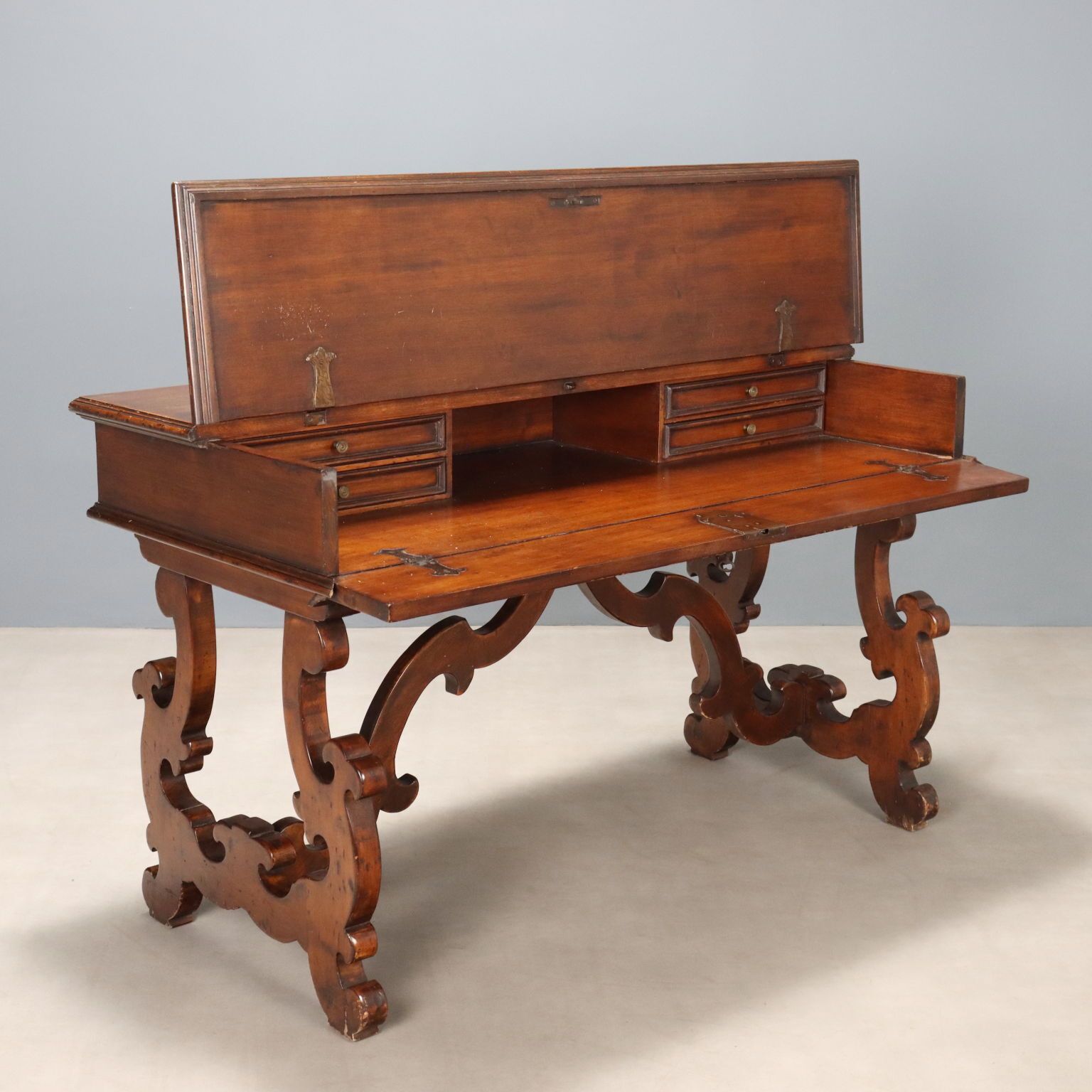 Bureau Saint-Philip en noyer sculpté d'époque, Italie, XXe siècle photo Mobilier