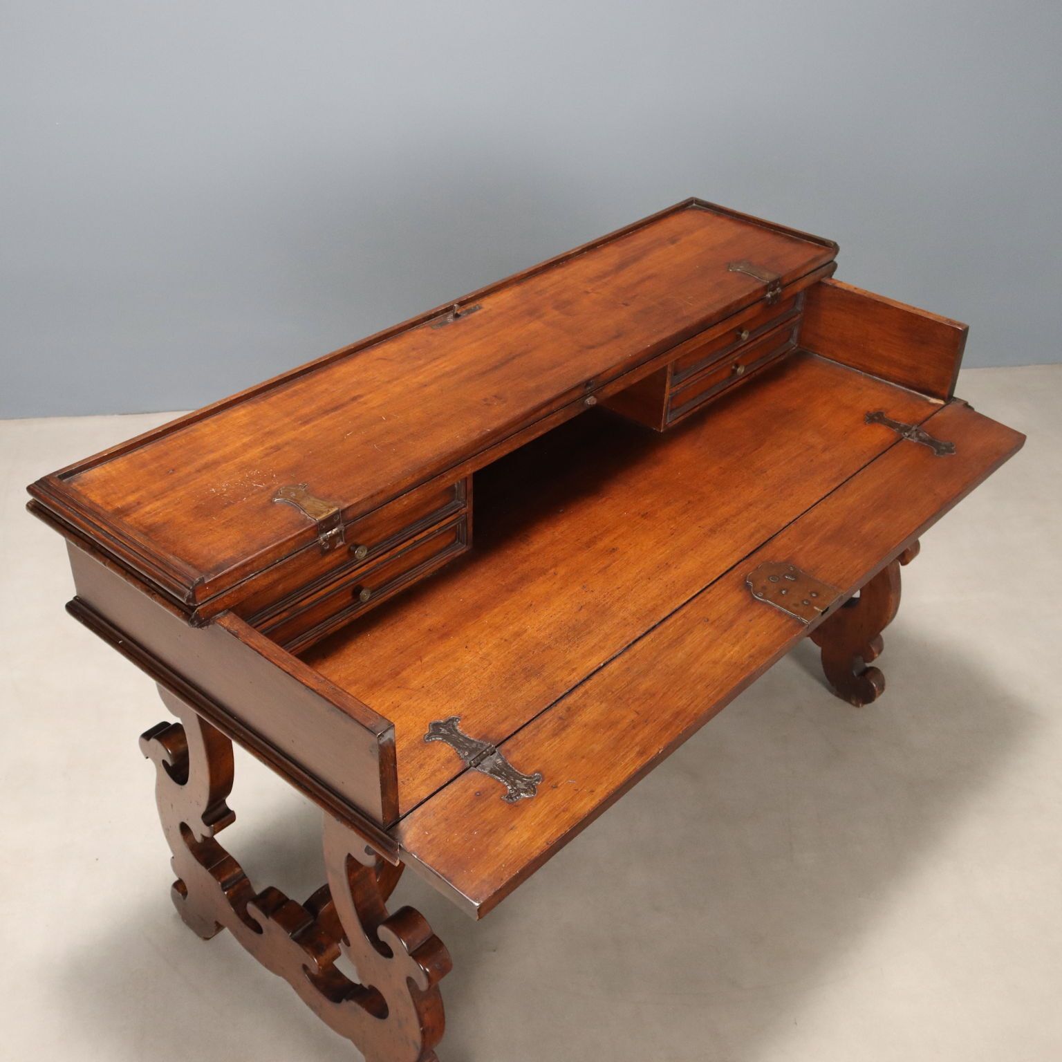 Bureau Saint-Philip en noyer sculpté d'époque, Italie, XXe siècle photo vinterior