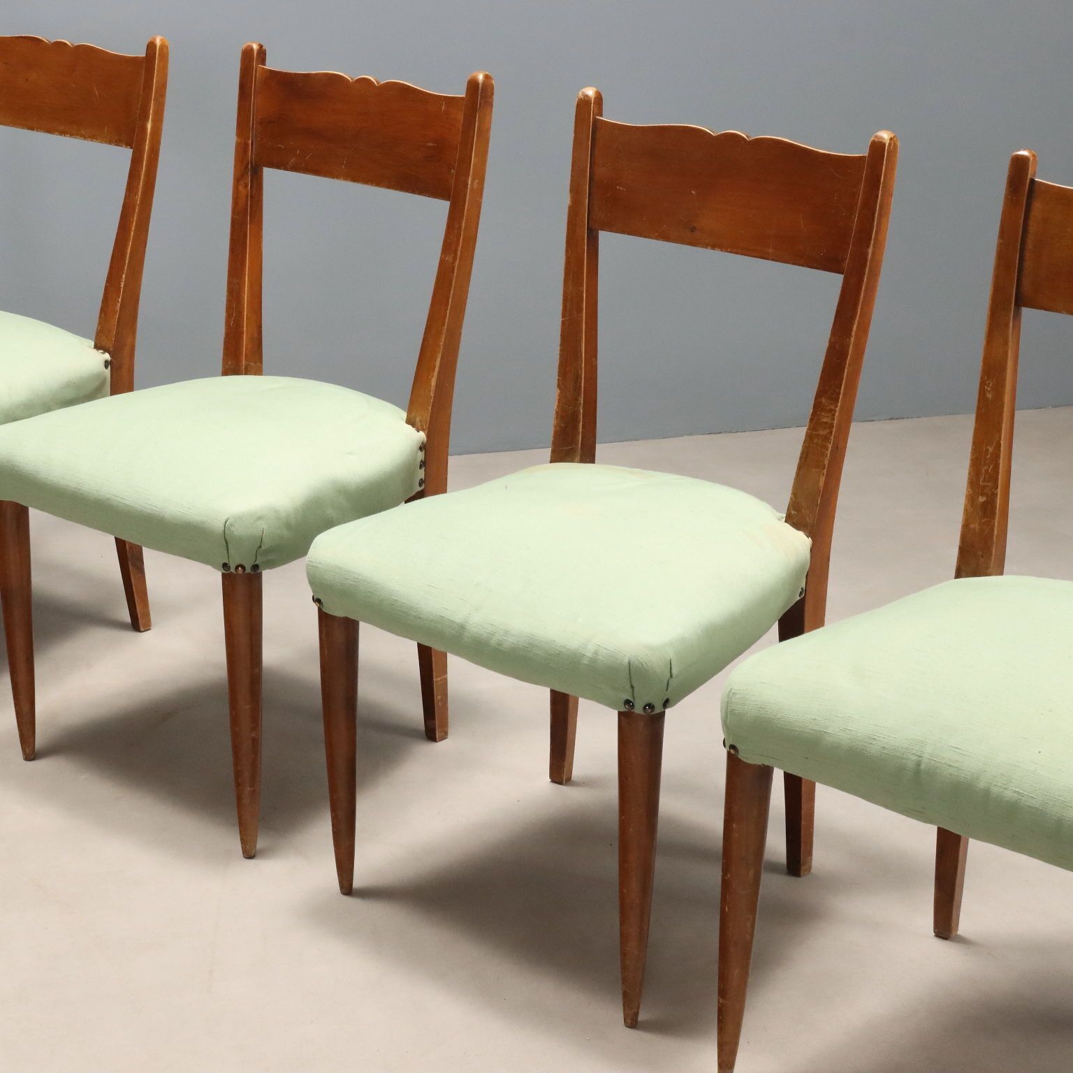 Vintage stoelen, gelakt beukenhout, stof, Italiaans design, jaren 1940-50 photo Meubels