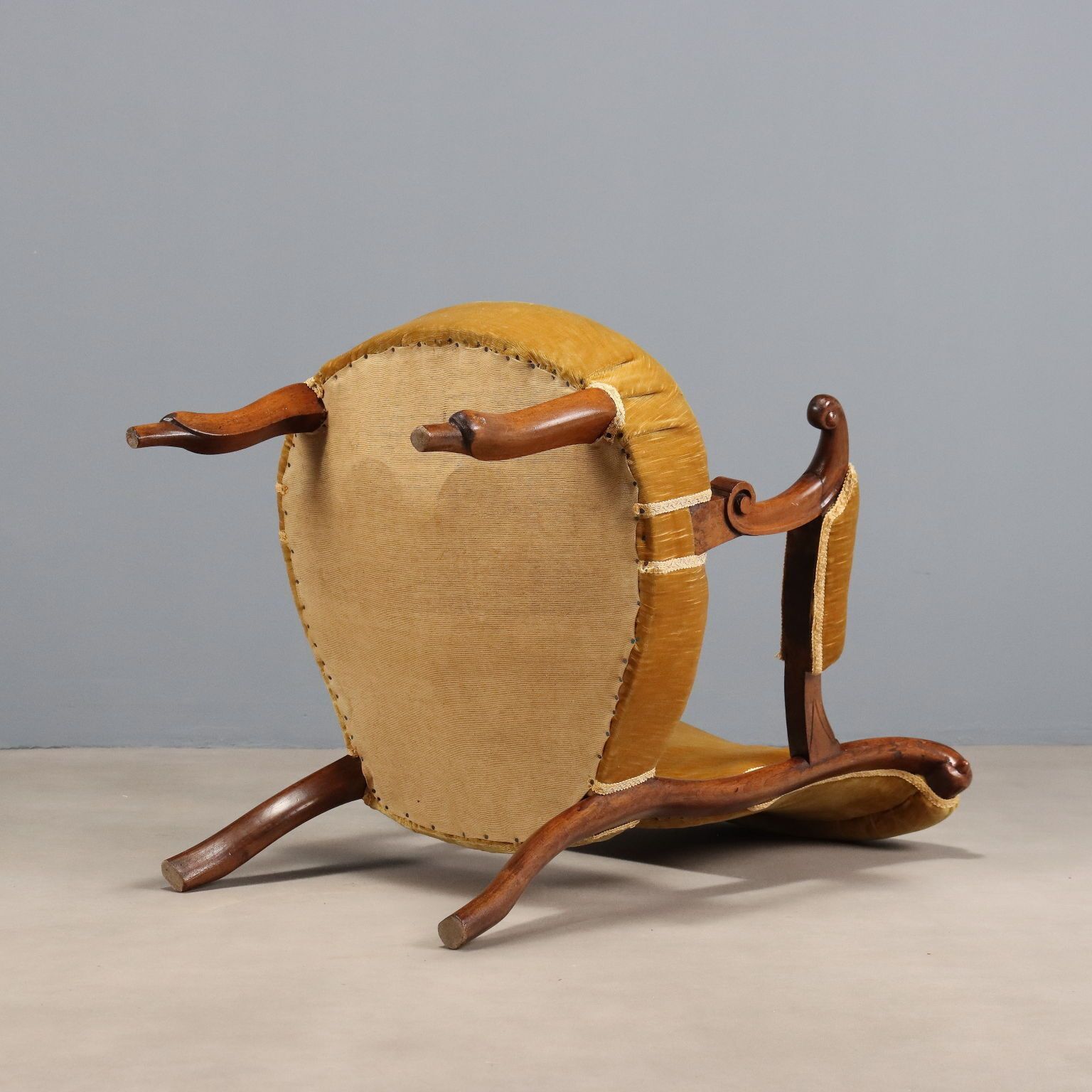 photo furniture Antieke fauteuil, walnoot, stof, Italië, eind 19e eeuw