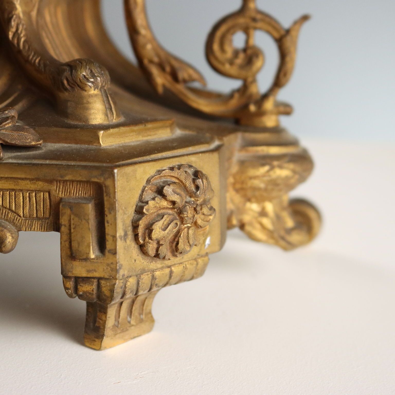 Pendule de cheminée d'époque de style éclectique en bronze, France, XIXe siècle photo vintage