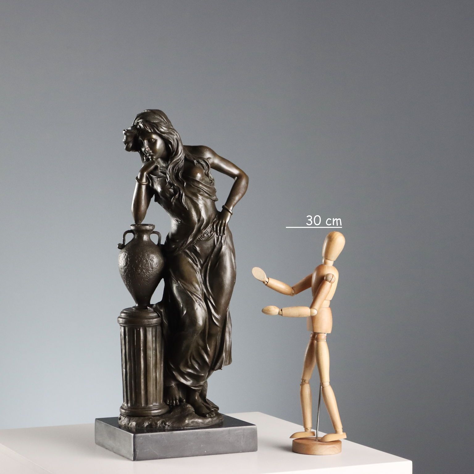Figure féminine d'époque en bronze, d'après le modèle de E. Picault, années 1900 photo furniture
